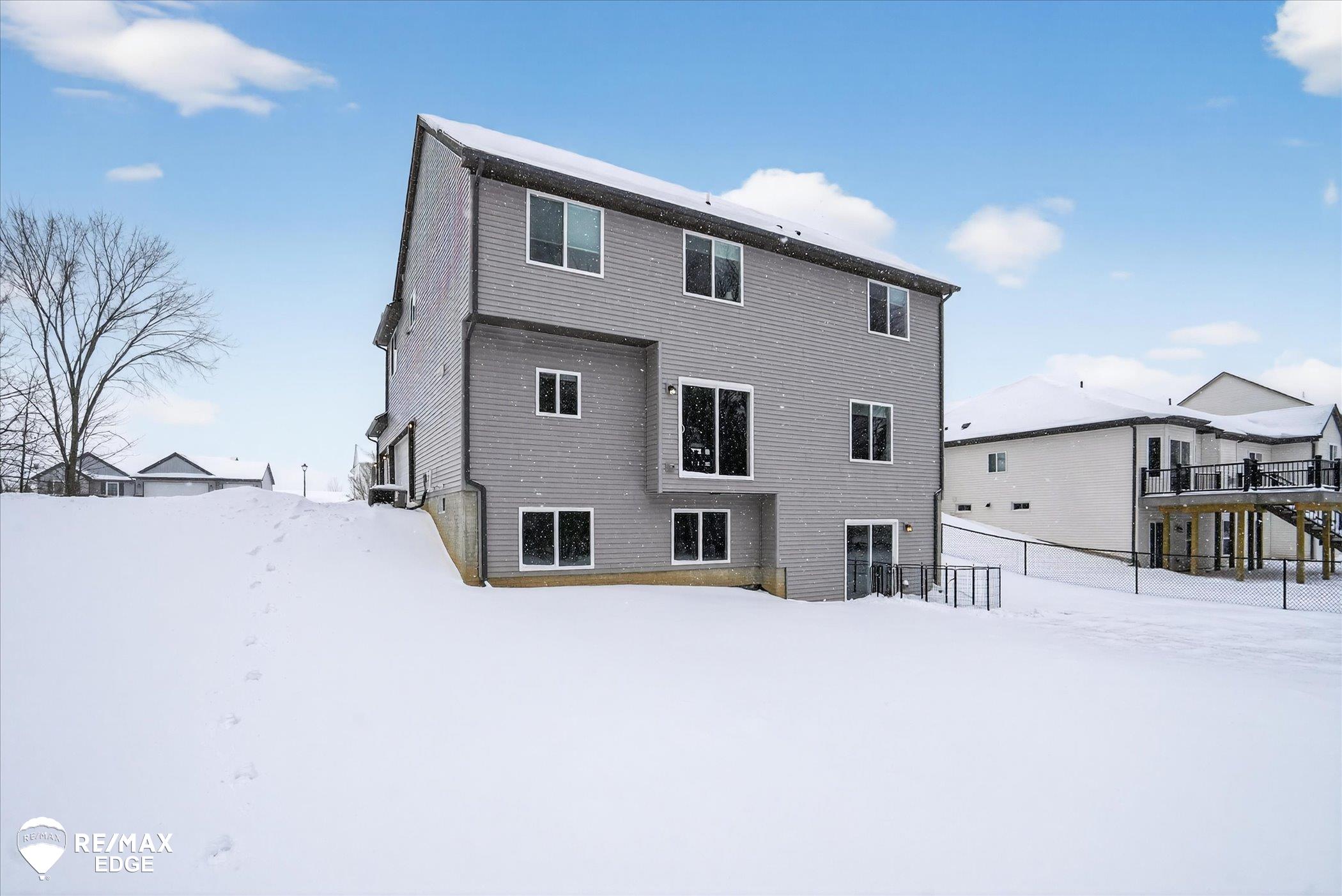 8224 Peninsula Circle, Grand Blanc, MI, 48439