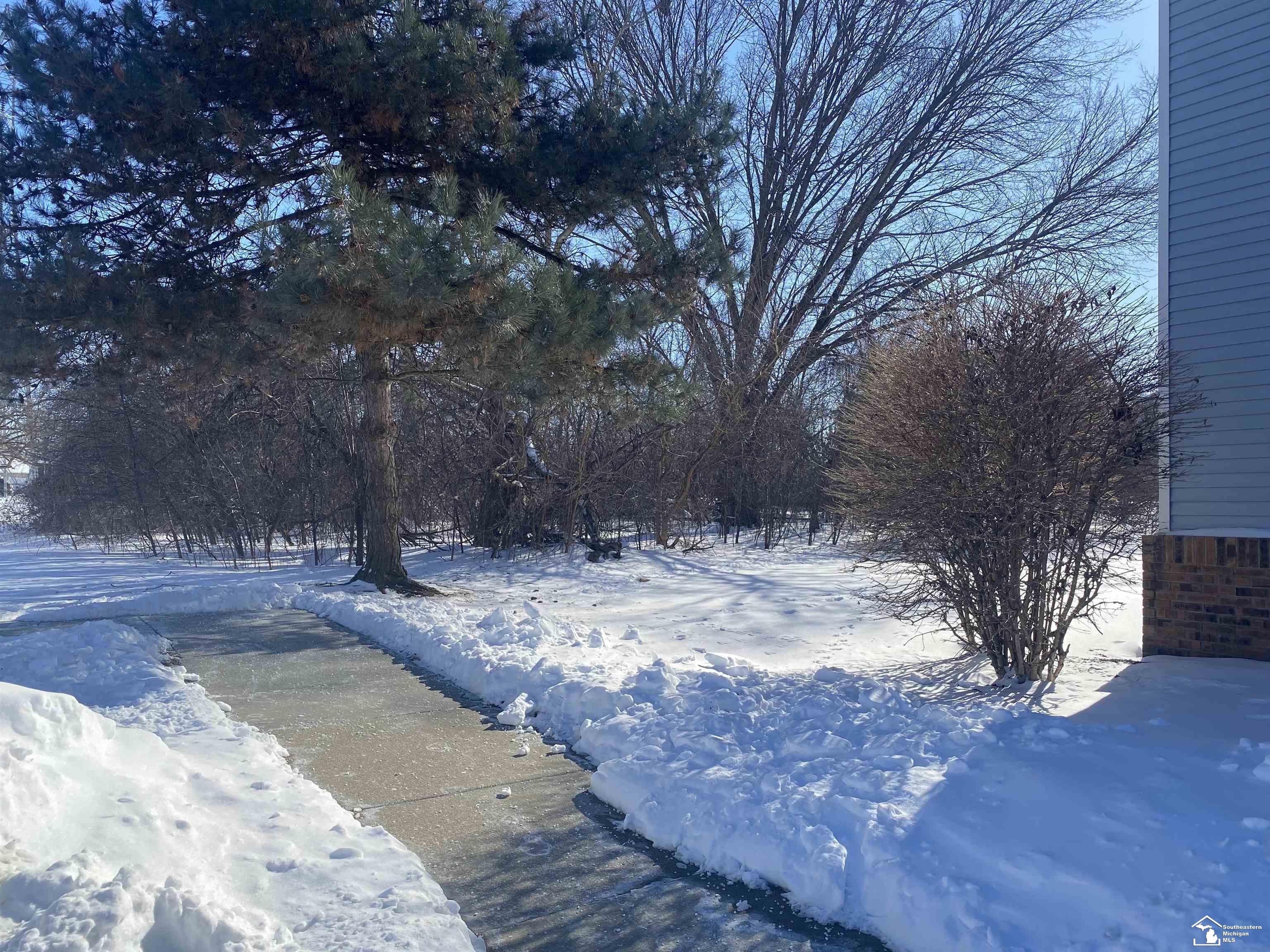 Homes for sale in Trenton, MI | 1225 Harbour Dr #27, Trenton, MI 48183 | MLS# 50198545