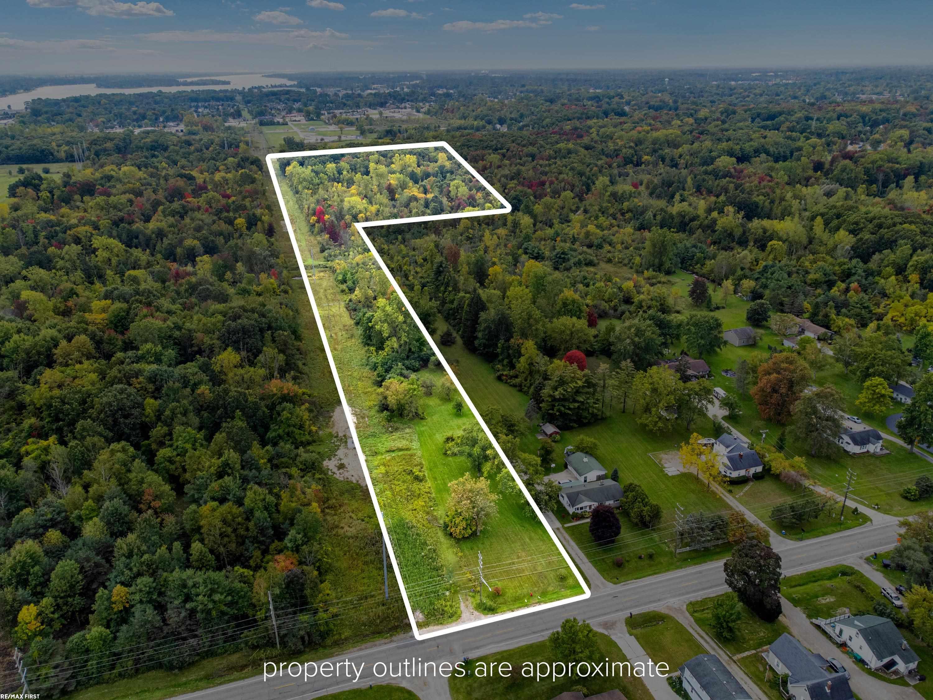 Homes for sale in Marysville, MI | 3605 Ravenswood Rd, Marysville, MI 48040 | MLS# 50198902