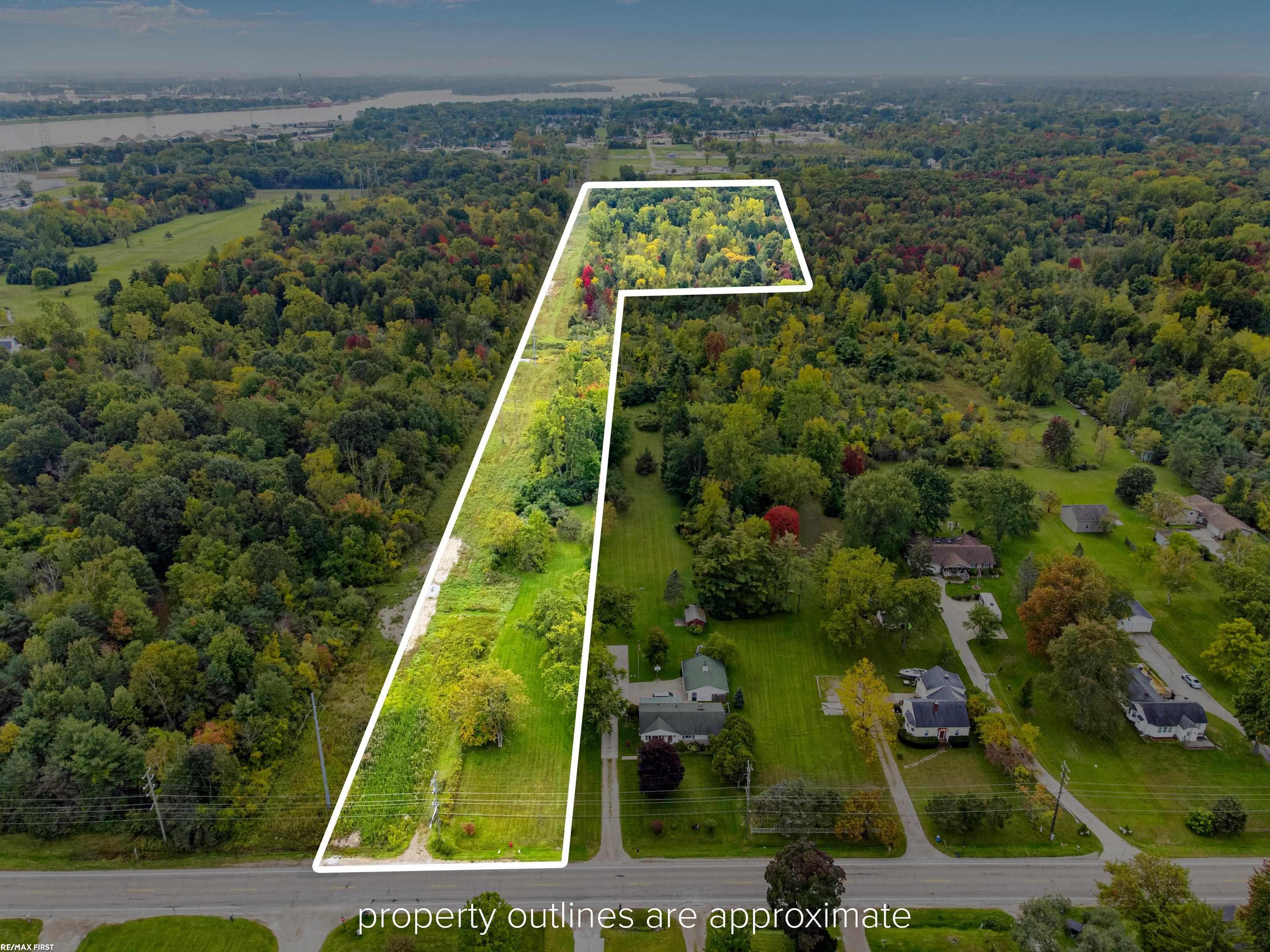 Homes for sale in Marysville, MI | 3605 Ravenswood Rd, Marysville, MI 48040 | MLS# 50198902