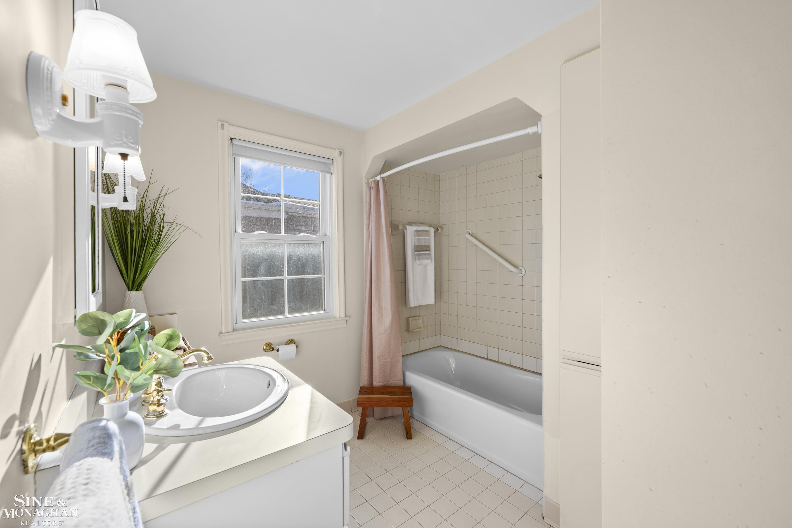 Grosse Pointe Farms, MI, 48236