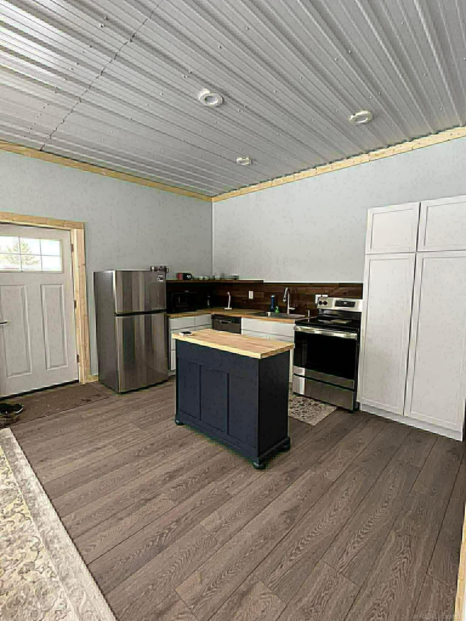 8020 Linden Drive, Almont, MI, 48003