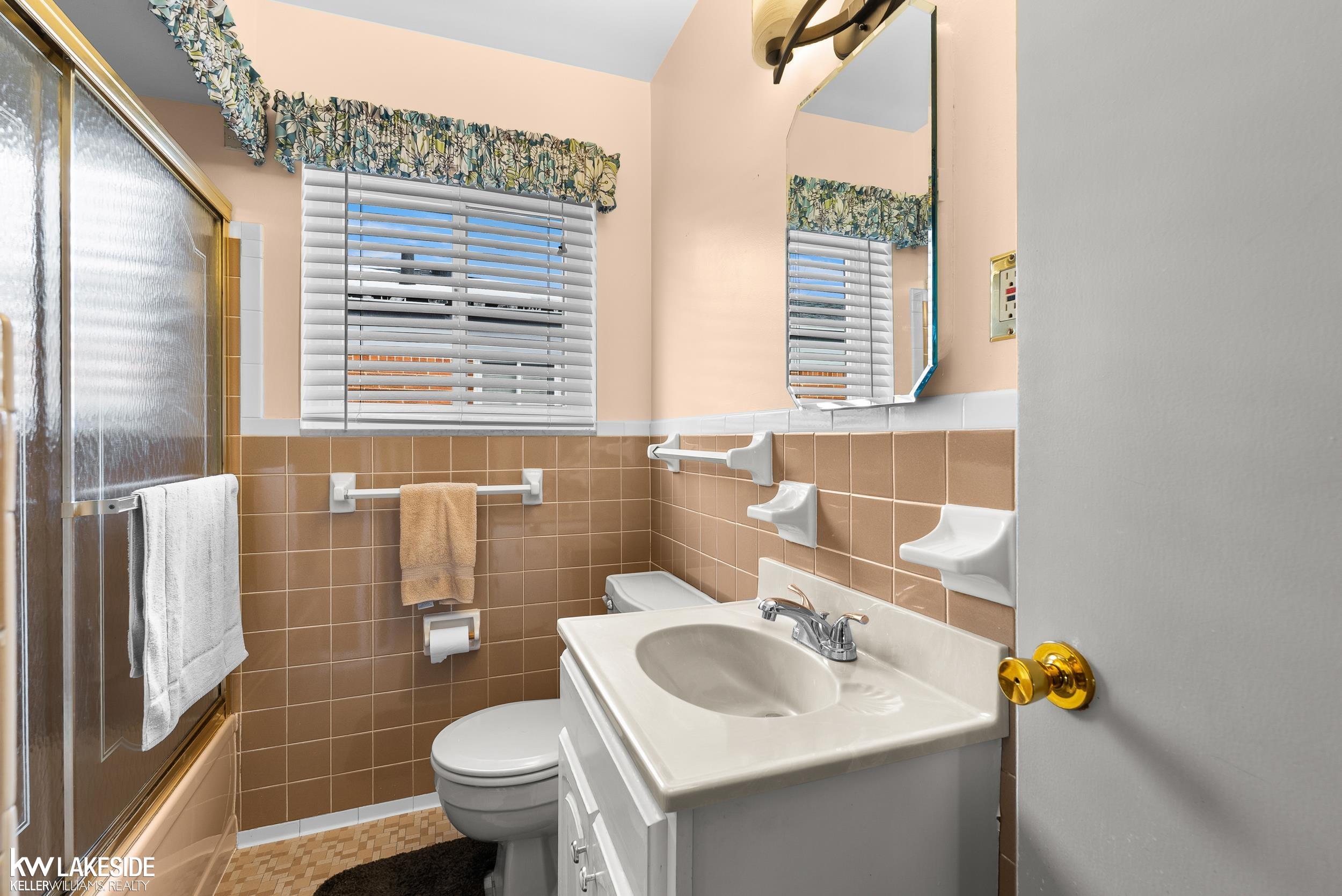 Saint Clair Shores, MI, 48082