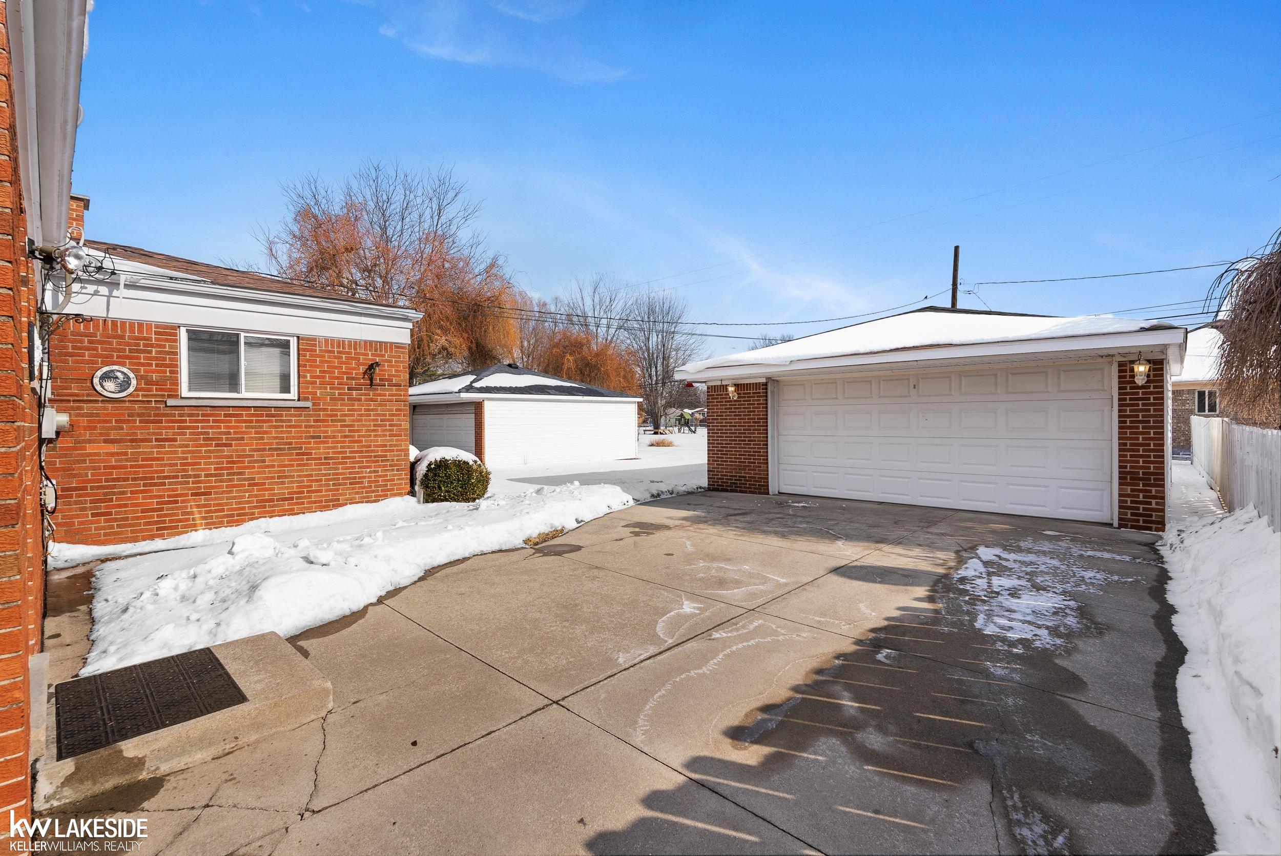 Saint Clair Shores, MI, 48082