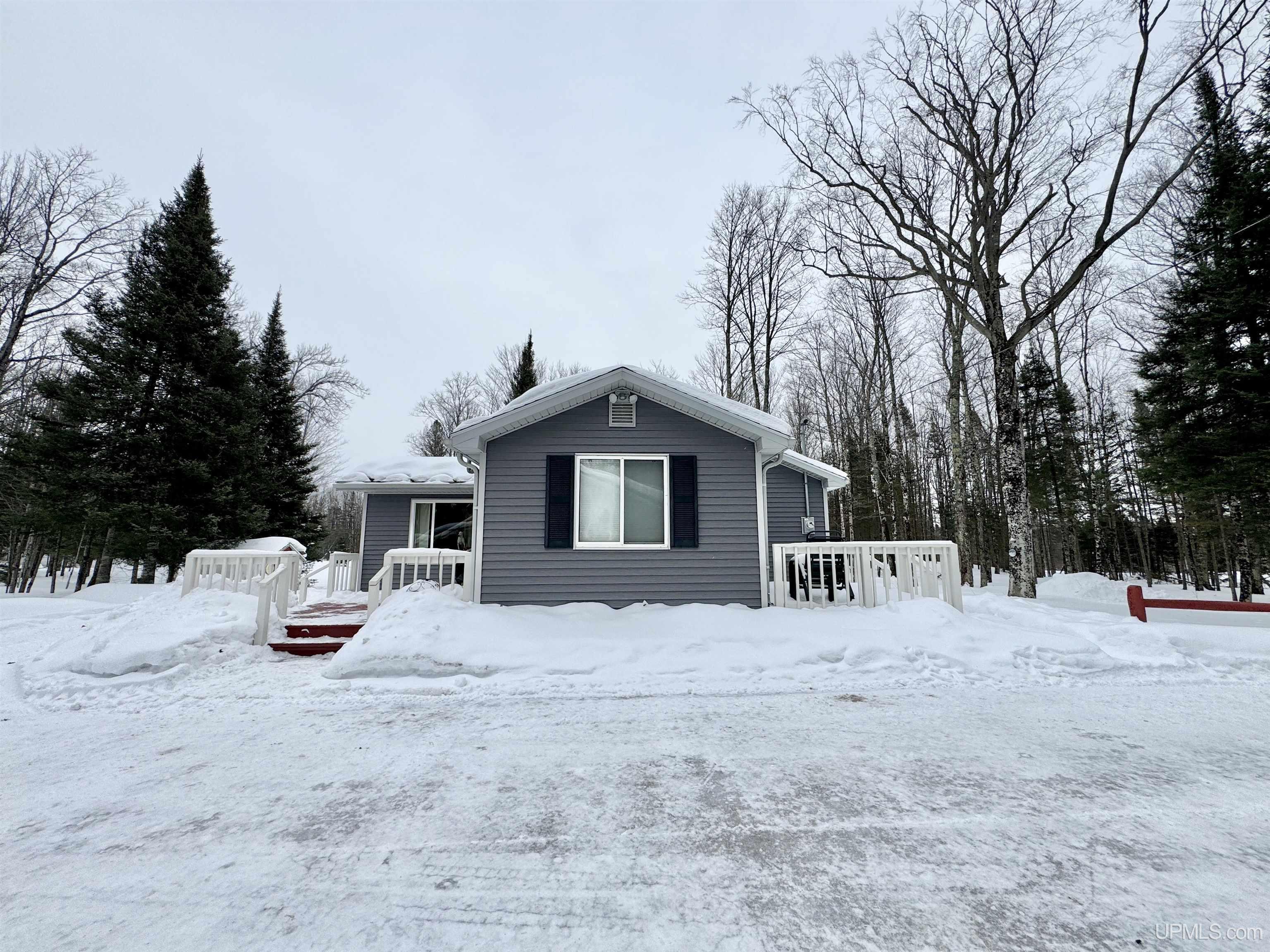 Homes for sale in Rapid River, MI | 7230 Osier 40Th Rd Rd, Rapid River, MI 49878 | MLS# 50199326