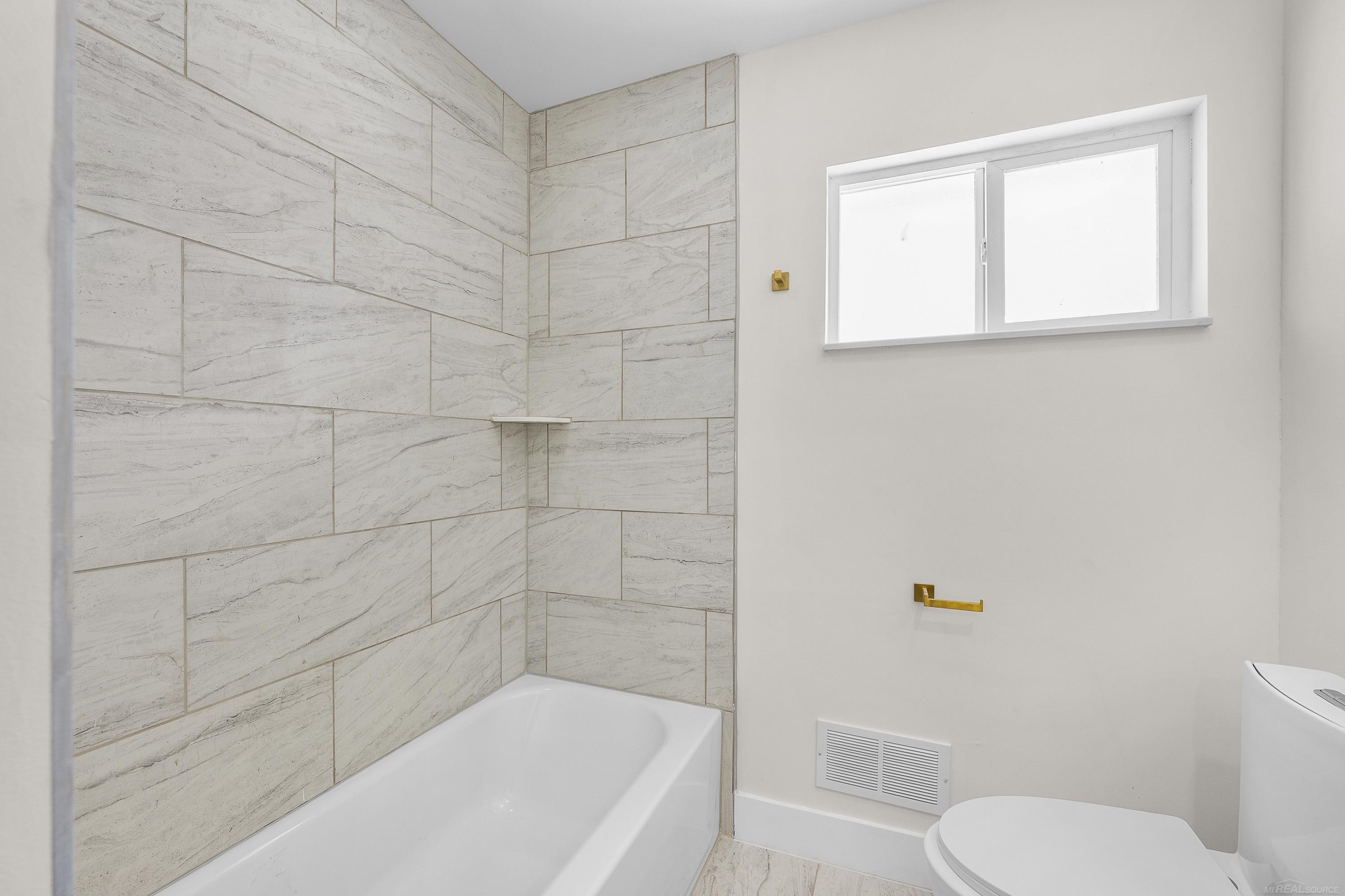 2051 Avondale Street, Sylvan Lake, MI, 48320