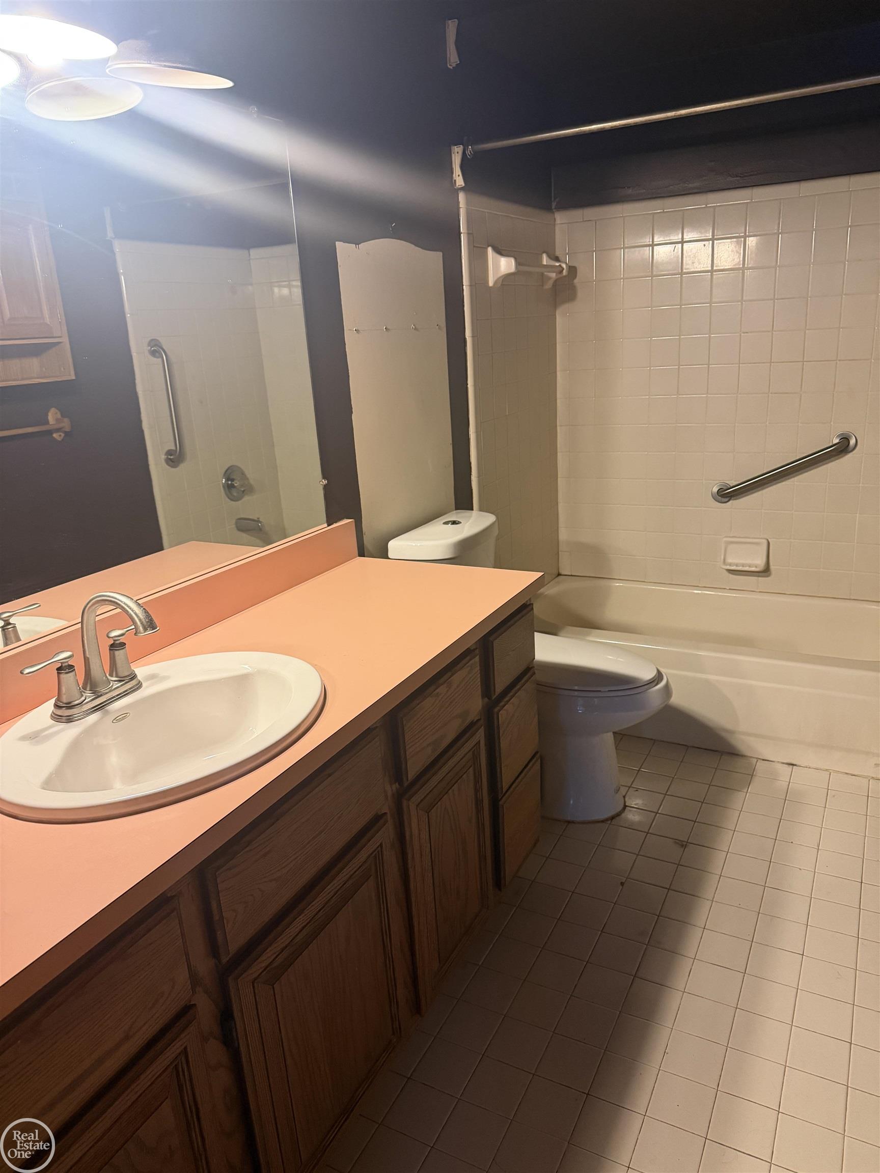 Clinton Township, MI, 48038