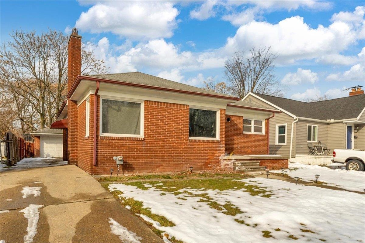 21023 Caledonia Avenue photo 2