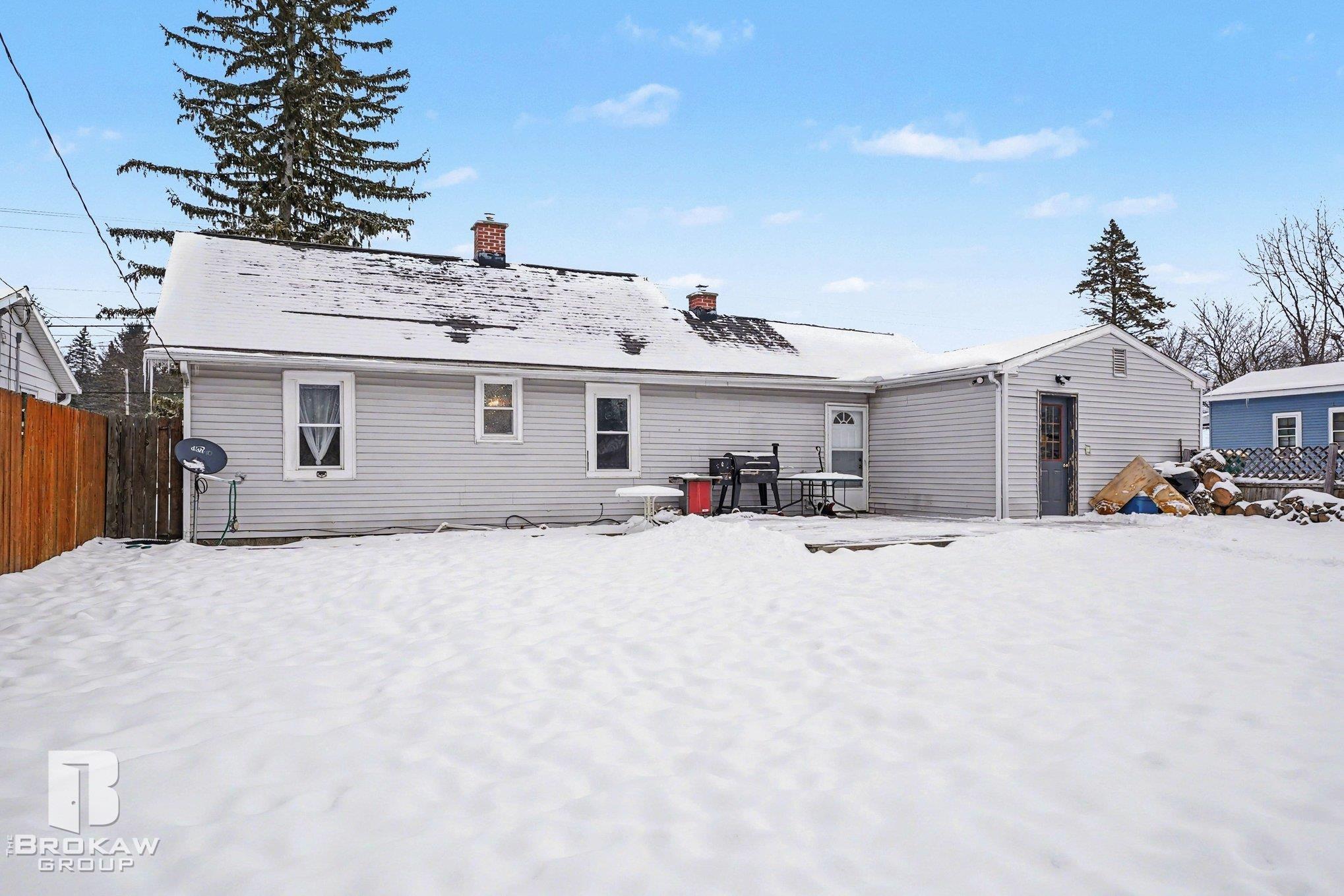 1084 Midland Road, Bay City, MI, 48706-9422