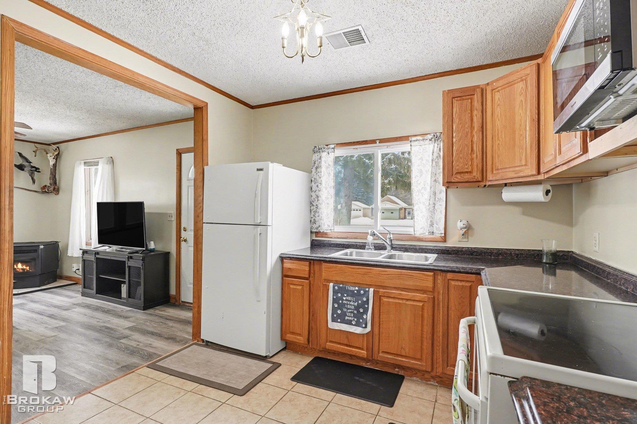 1084 Midland Road, Bay City, MI, 48706-9422