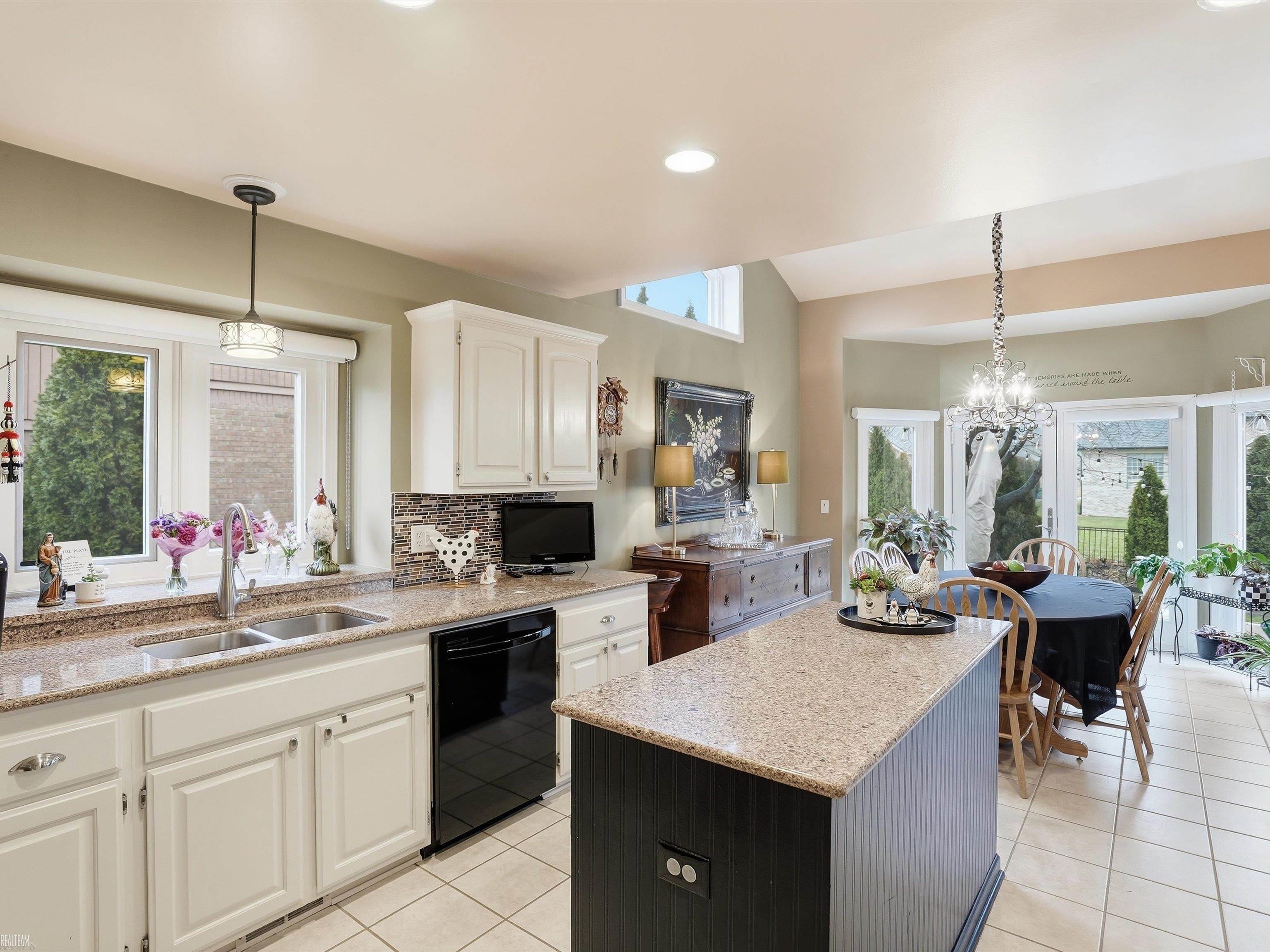 Macomb Twp, MI, 48042