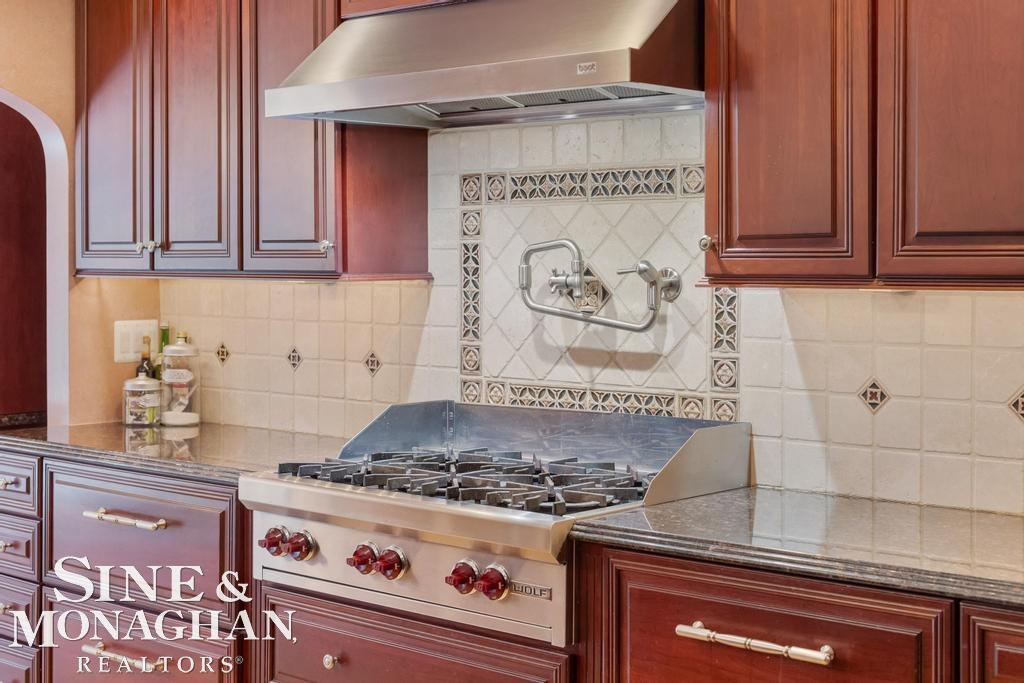 8 Lake Shore Lane, Grosse Pointe Shores, MI, 48236