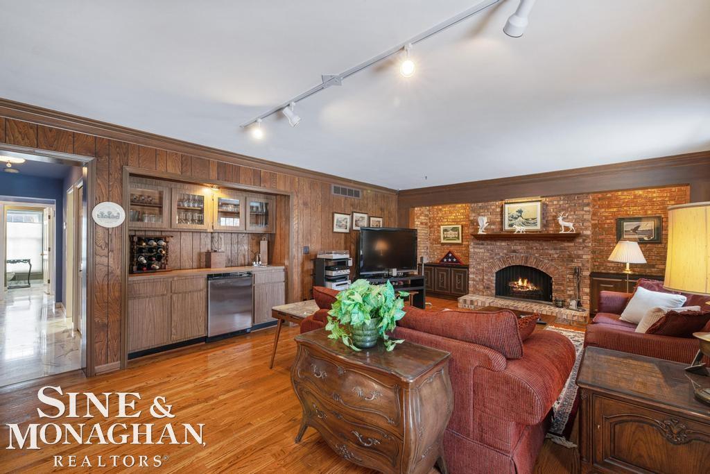 8 Lake Shore Lane, Grosse Pointe Shores, MI, 48236