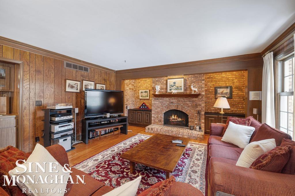 8 Lake Shore Lane, Grosse Pointe Shores, MI, 48236