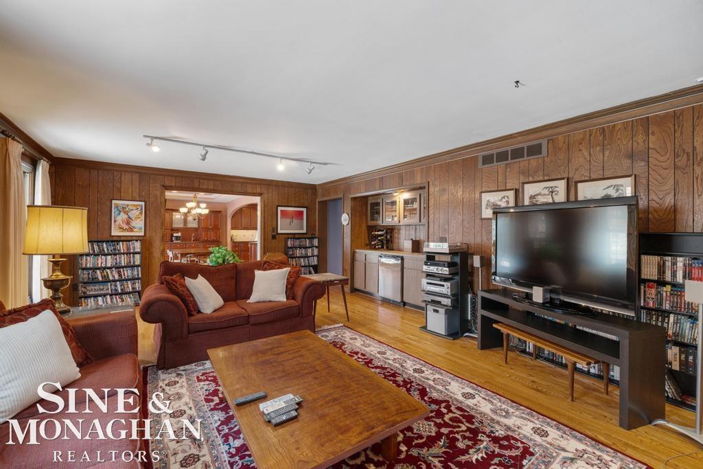 8 Lake Shore Lane, Grosse Pointe Shores, MI, 48236