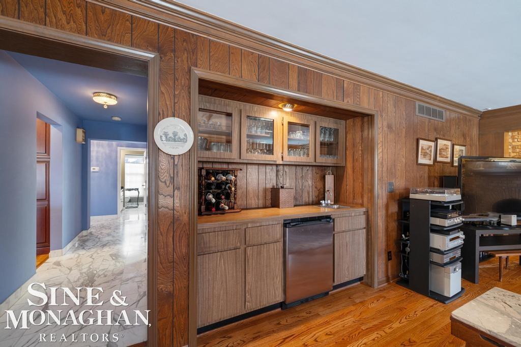 8 Lake Shore Lane, Grosse Pointe Shores, MI, 48236