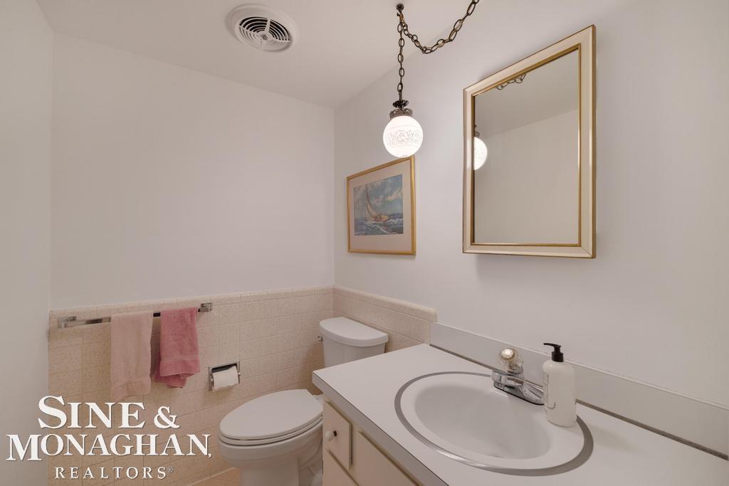 8 Lake Shore Lane, Grosse Pointe Shores, MI, 48236