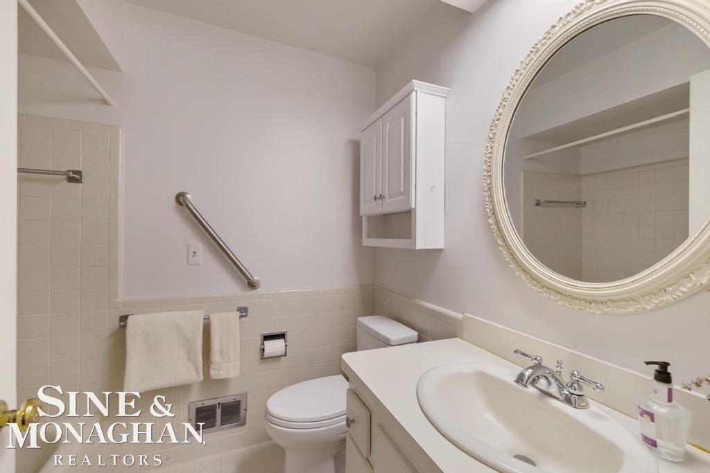 8 Lake Shore Lane, Grosse Pointe Shores, MI, 48236