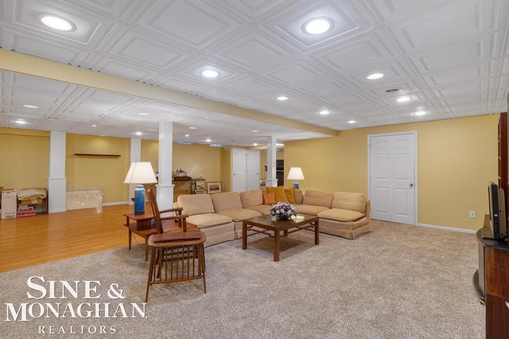 8 Lake Shore Lane, Grosse Pointe Shores, MI, 48236