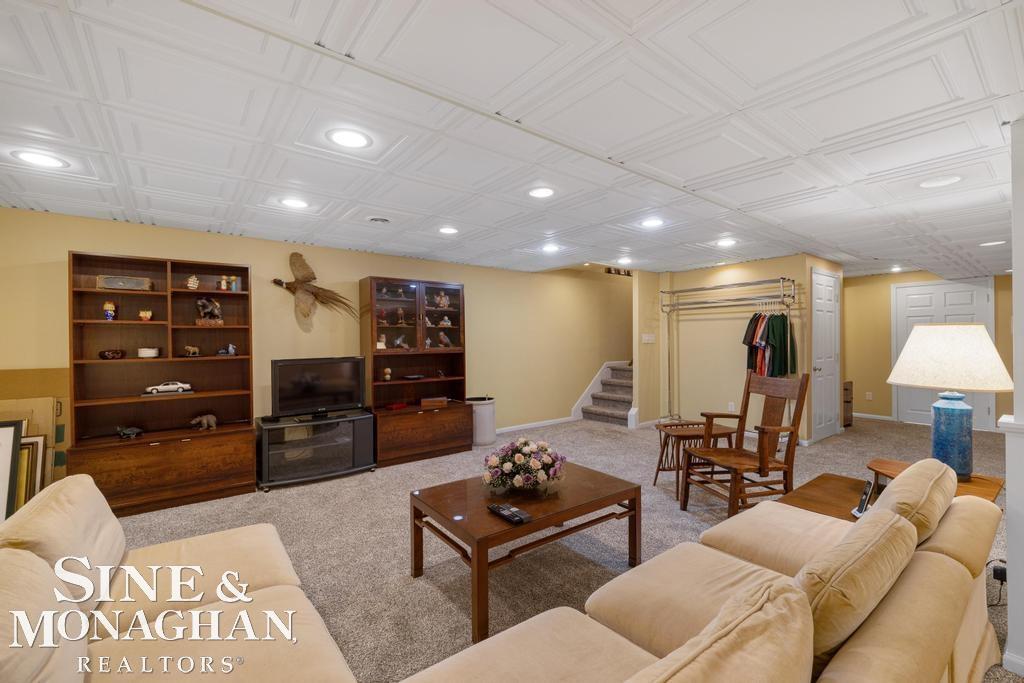 8 Lake Shore Lane, Grosse Pointe Shores, MI, 48236