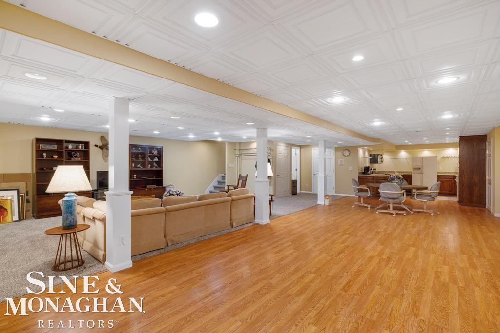 8 Lake Shore Lane, Grosse Pointe Shores, MI, 48236