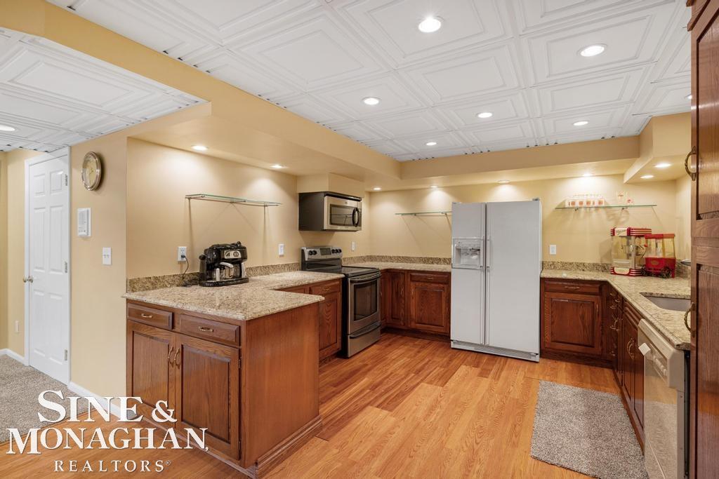 8 Lake Shore Lane, Grosse Pointe Shores, MI, 48236