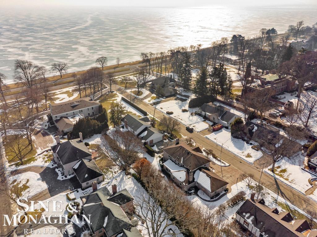 8 Lake Shore Lane, Grosse Pointe Shores, MI, 48236