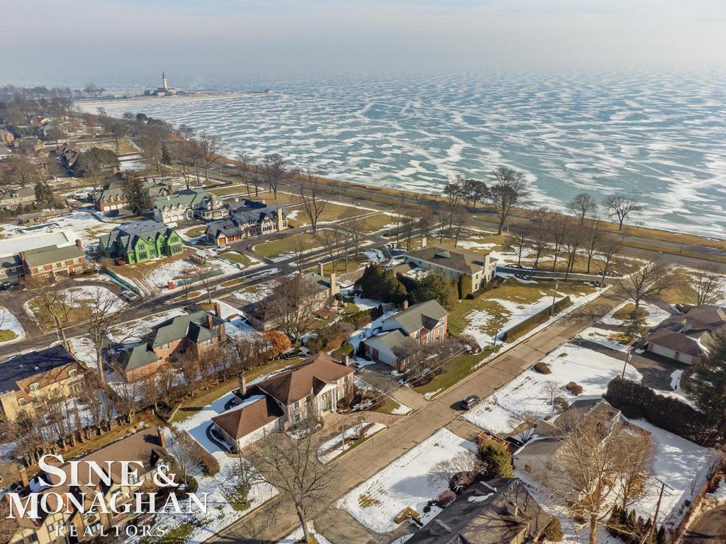 8 Lake Shore Lane, Grosse Pointe Shores, MI, 48236