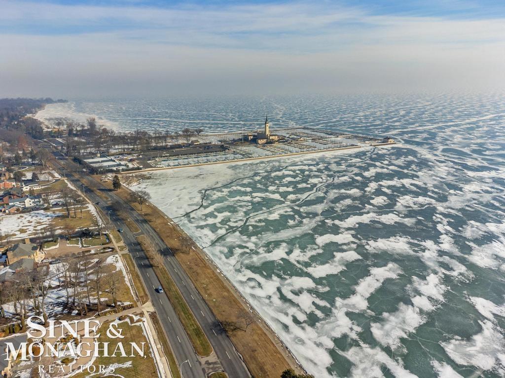 8 Lake Shore Lane, Grosse Pointe Shores, MI, 48236