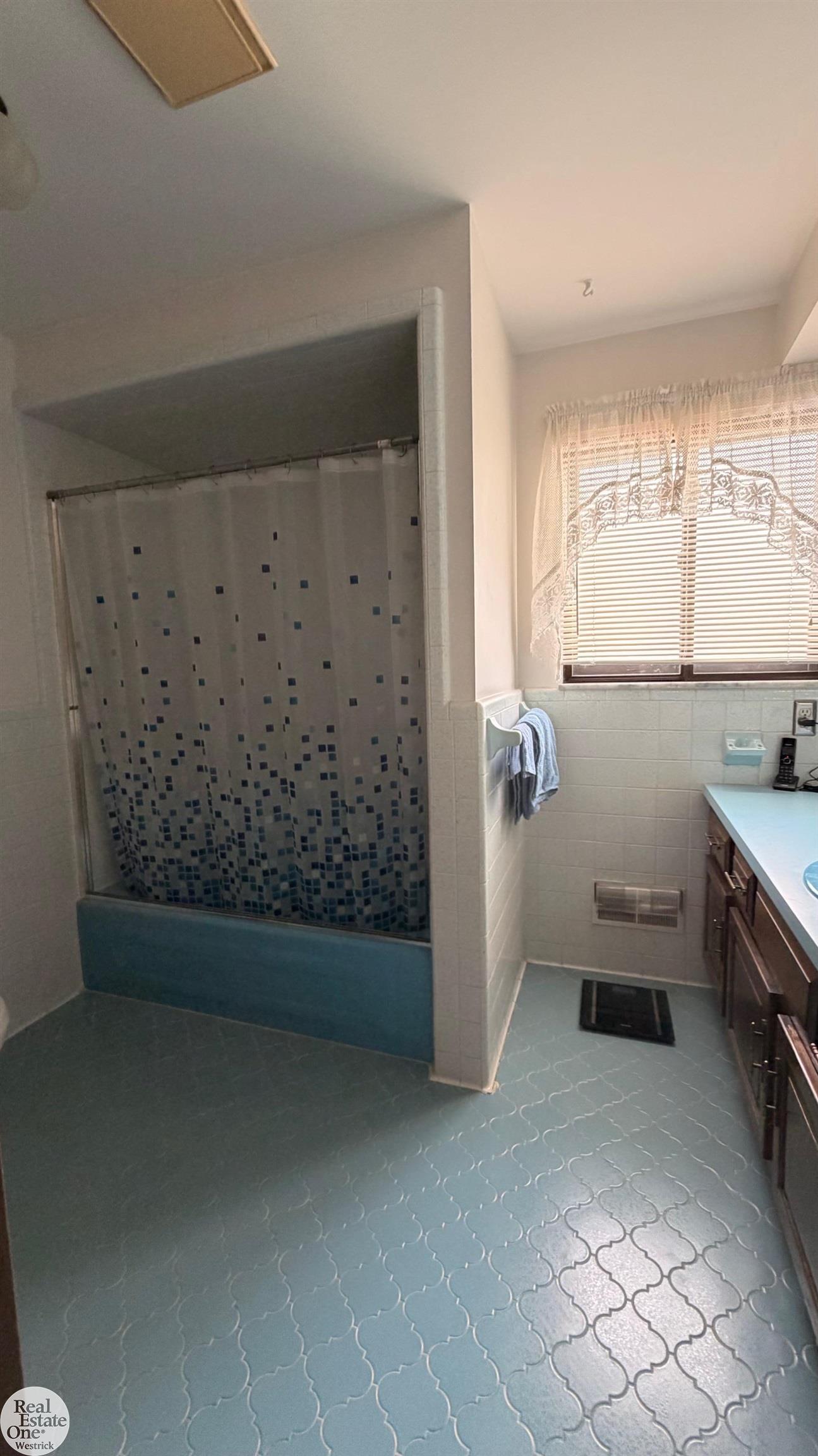 5374 Pointe Drive, East China, MI, 48054