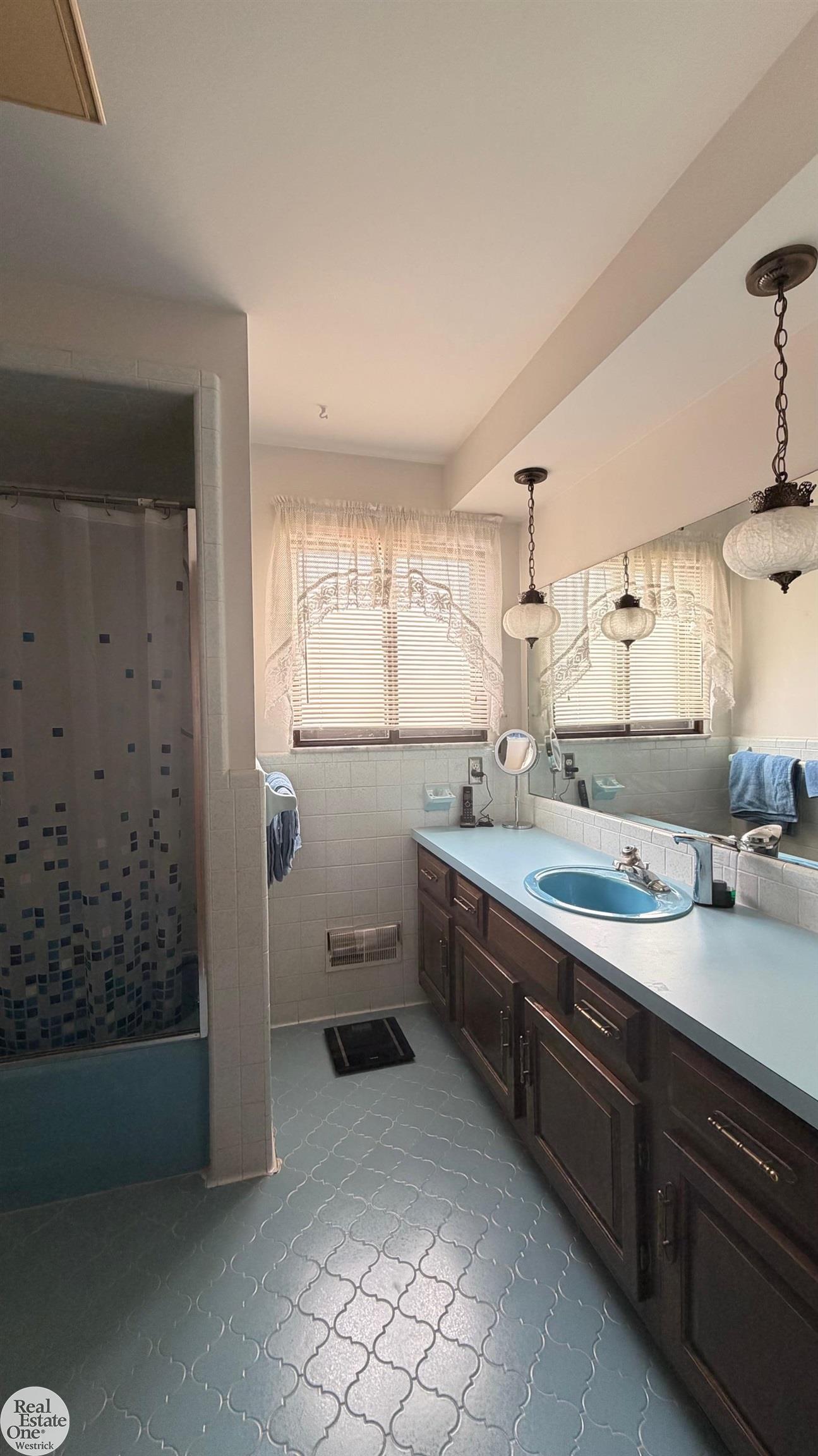 5374 Pointe Drive, East China, MI, 48054