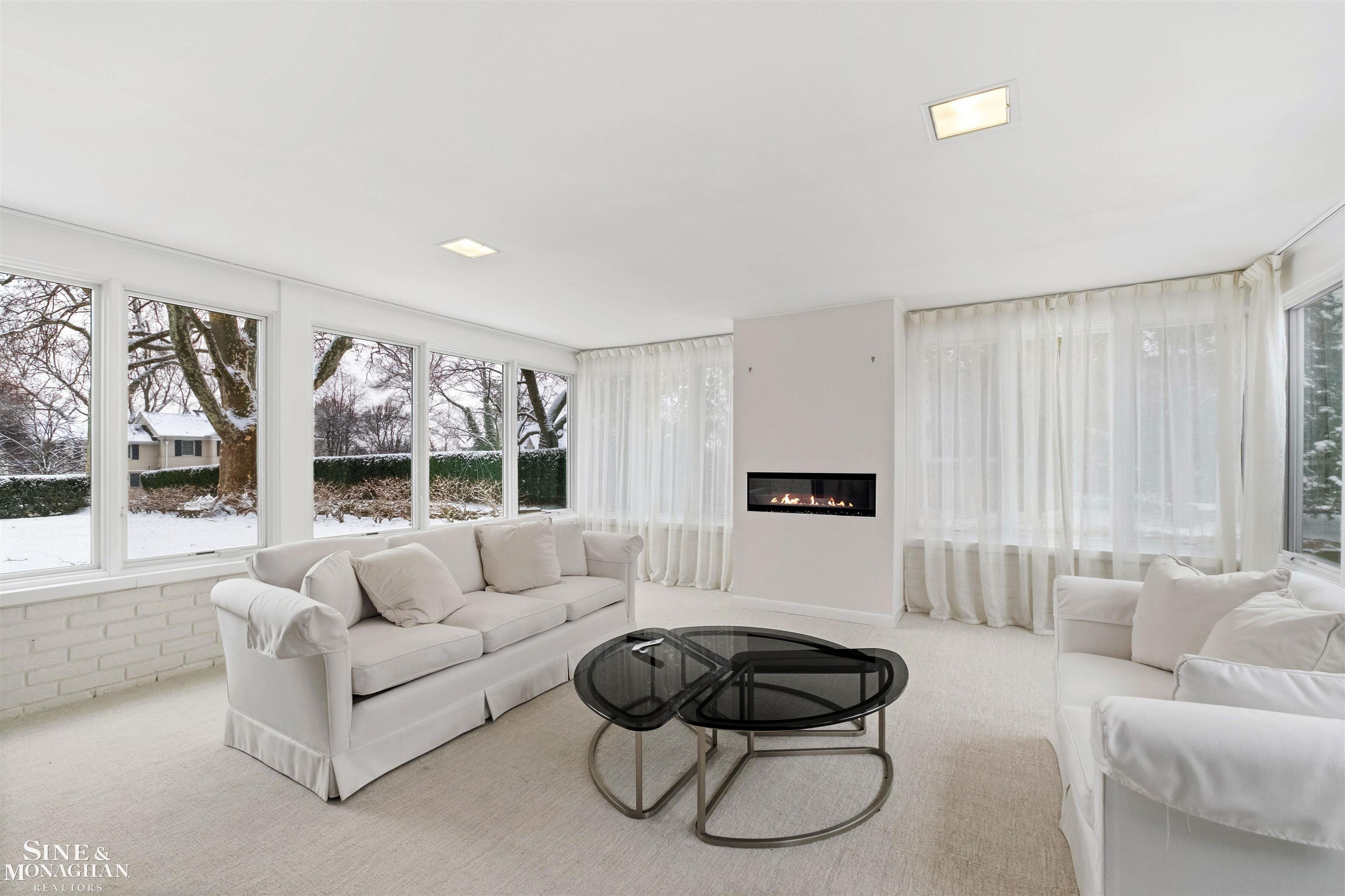 89 Lake Shore Road, Grosse Pointe Farms, MI, 48236