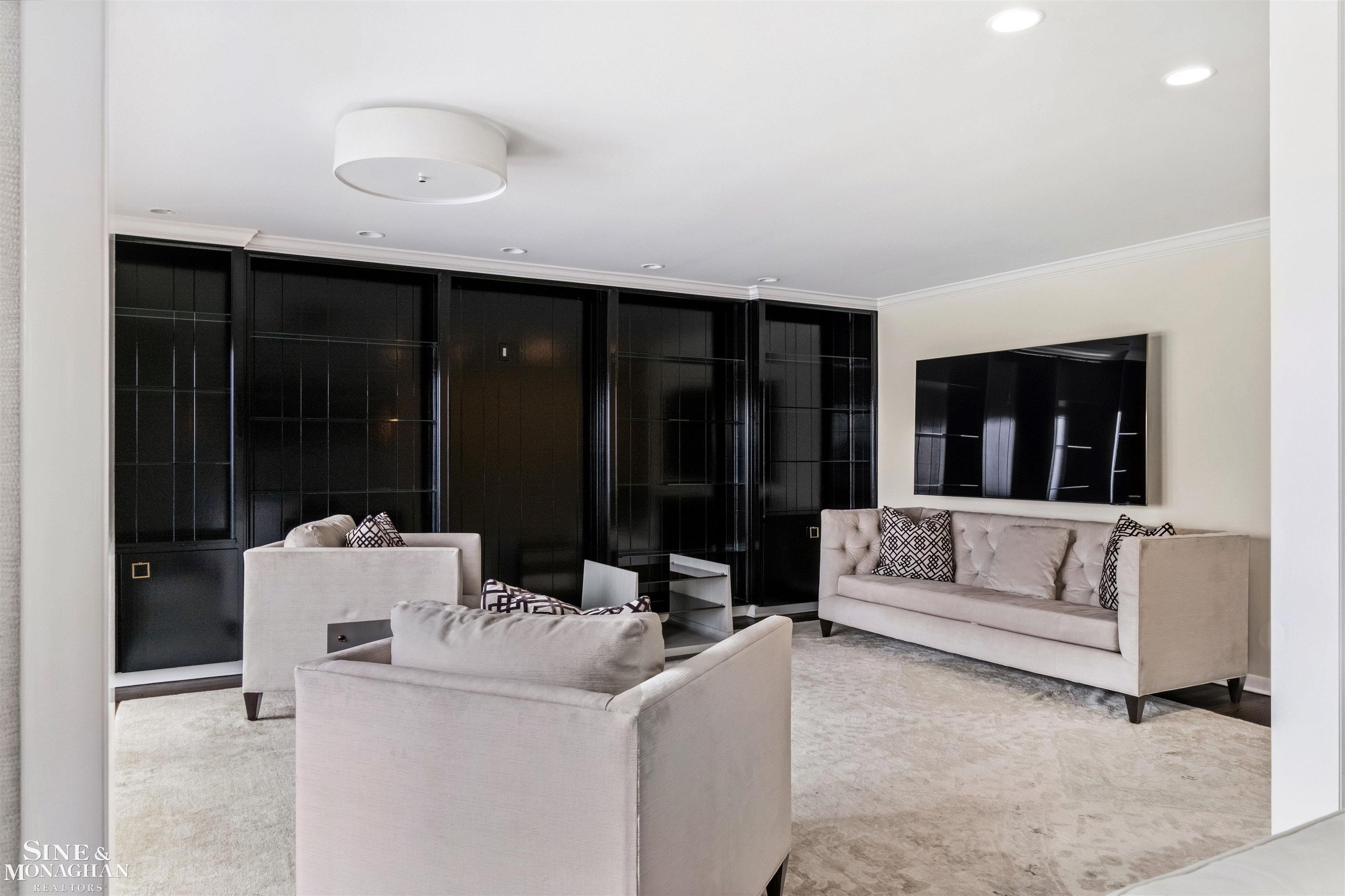 89 Lake Shore Road, Grosse Pointe Farms, MI, 48236