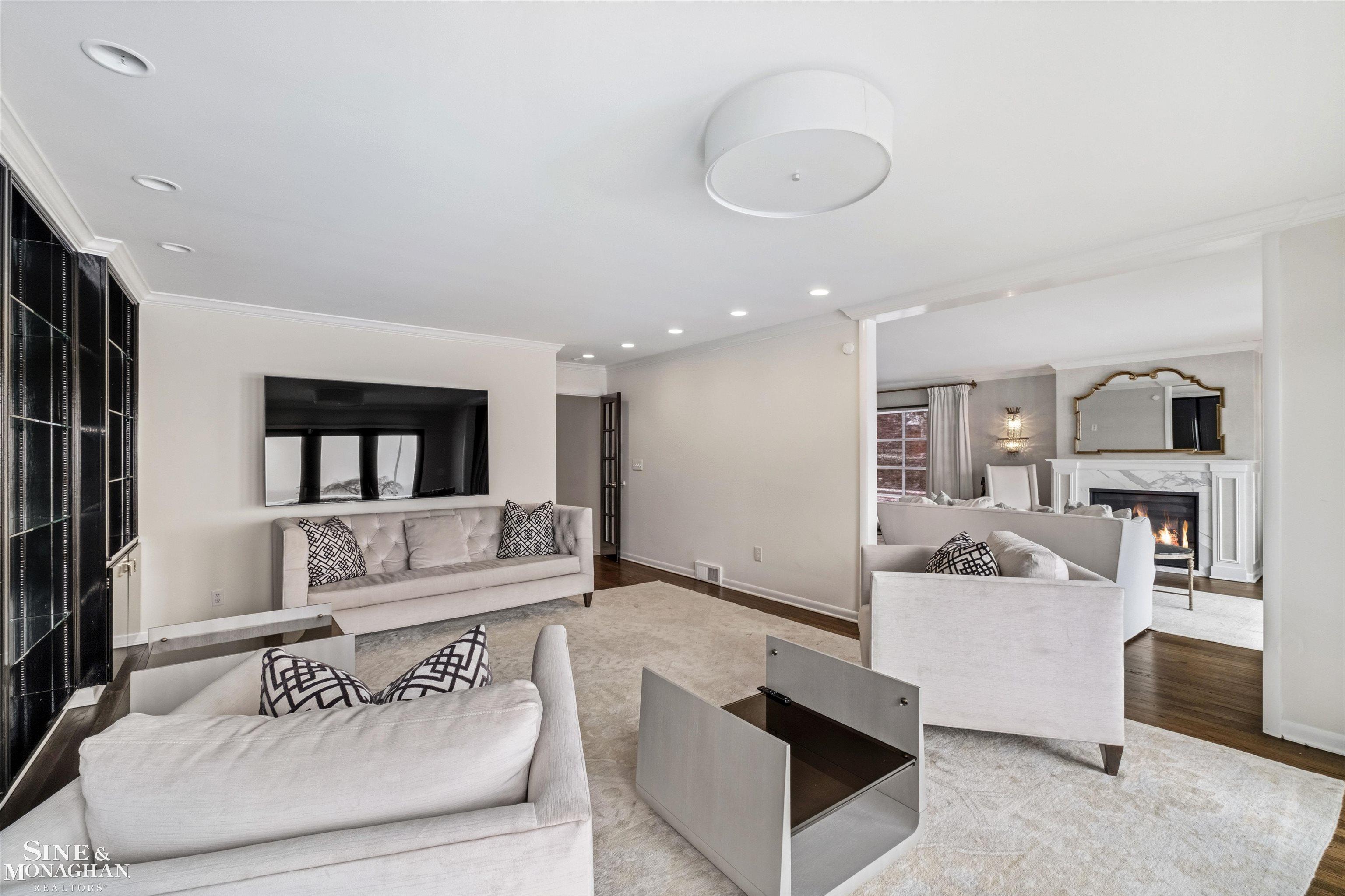 89 Lake Shore Road, Grosse Pointe Farms, MI, 48236