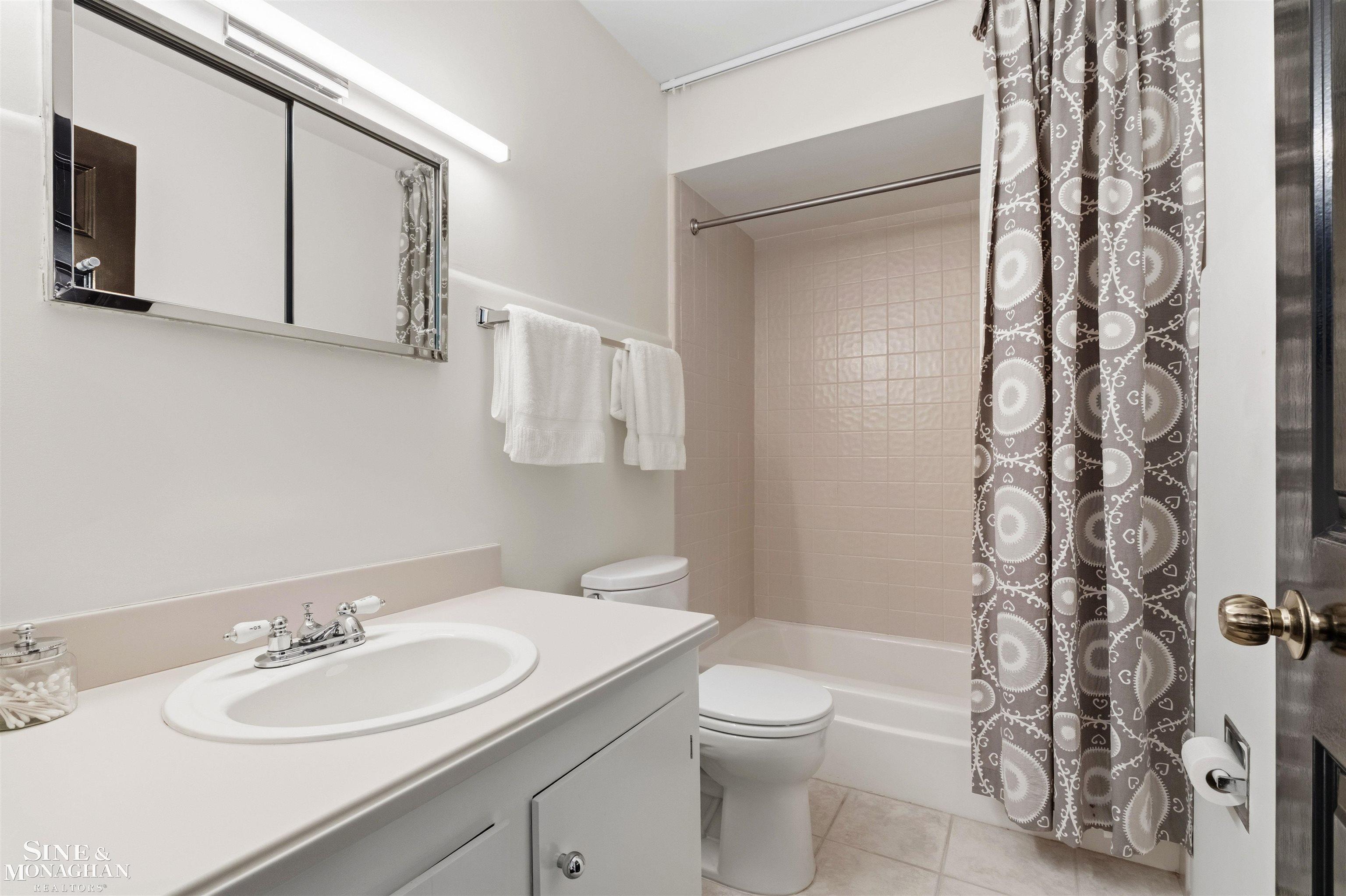 89 Lake Shore Road, Grosse Pointe Farms, MI, 48236