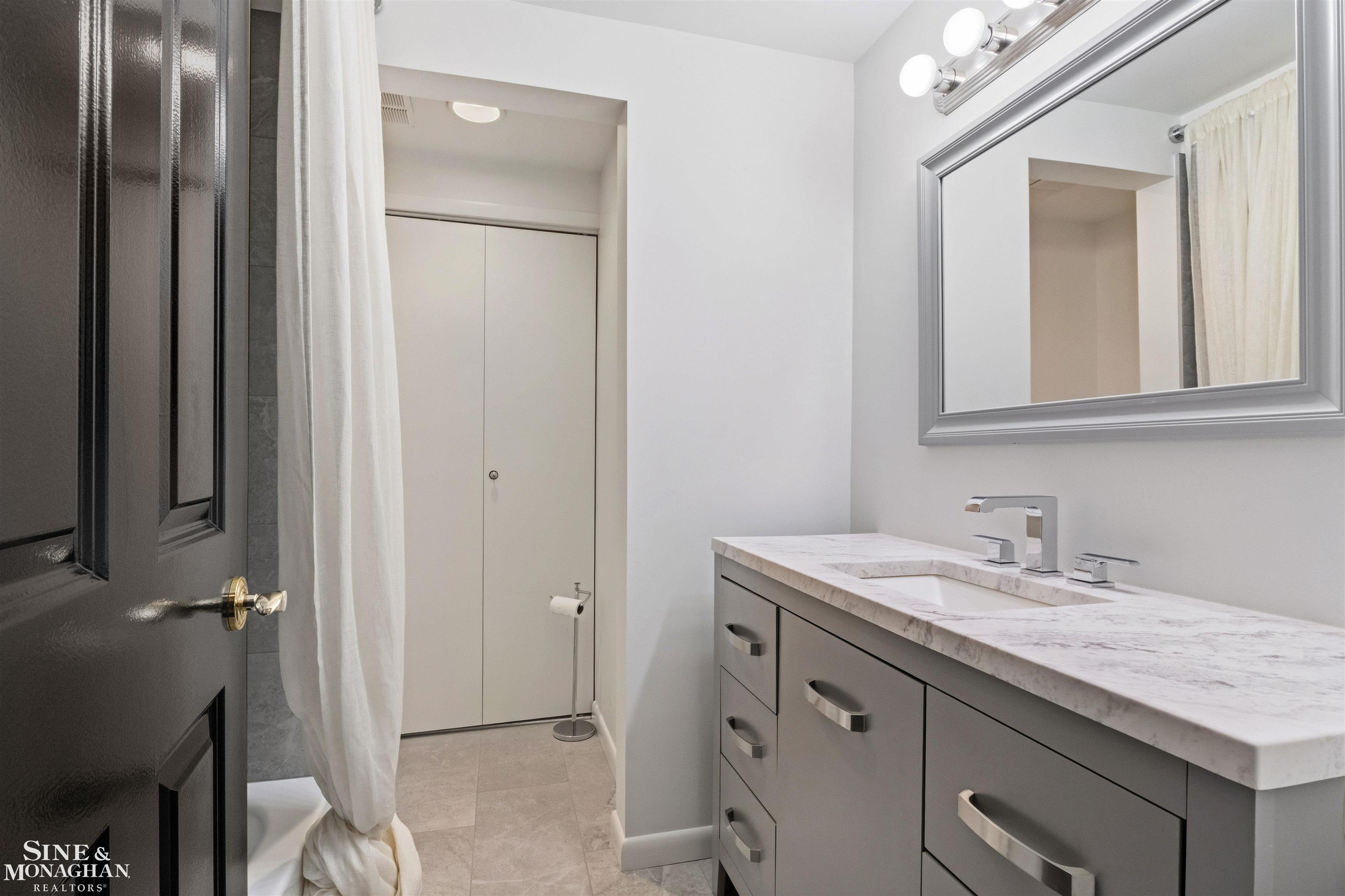 89 Lake Shore Road, Grosse Pointe Farms, MI, 48236