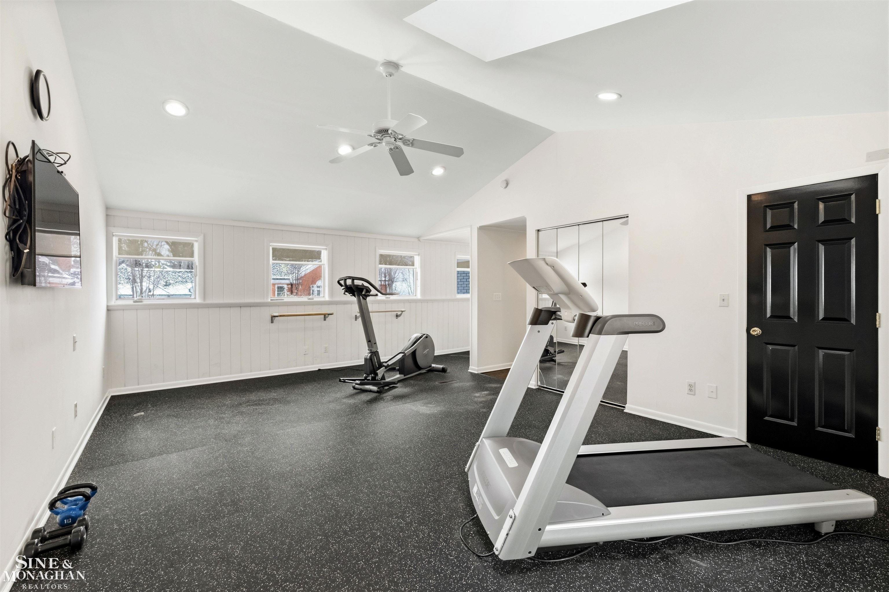 89 Lake Shore Road, Grosse Pointe Farms, MI, 48236