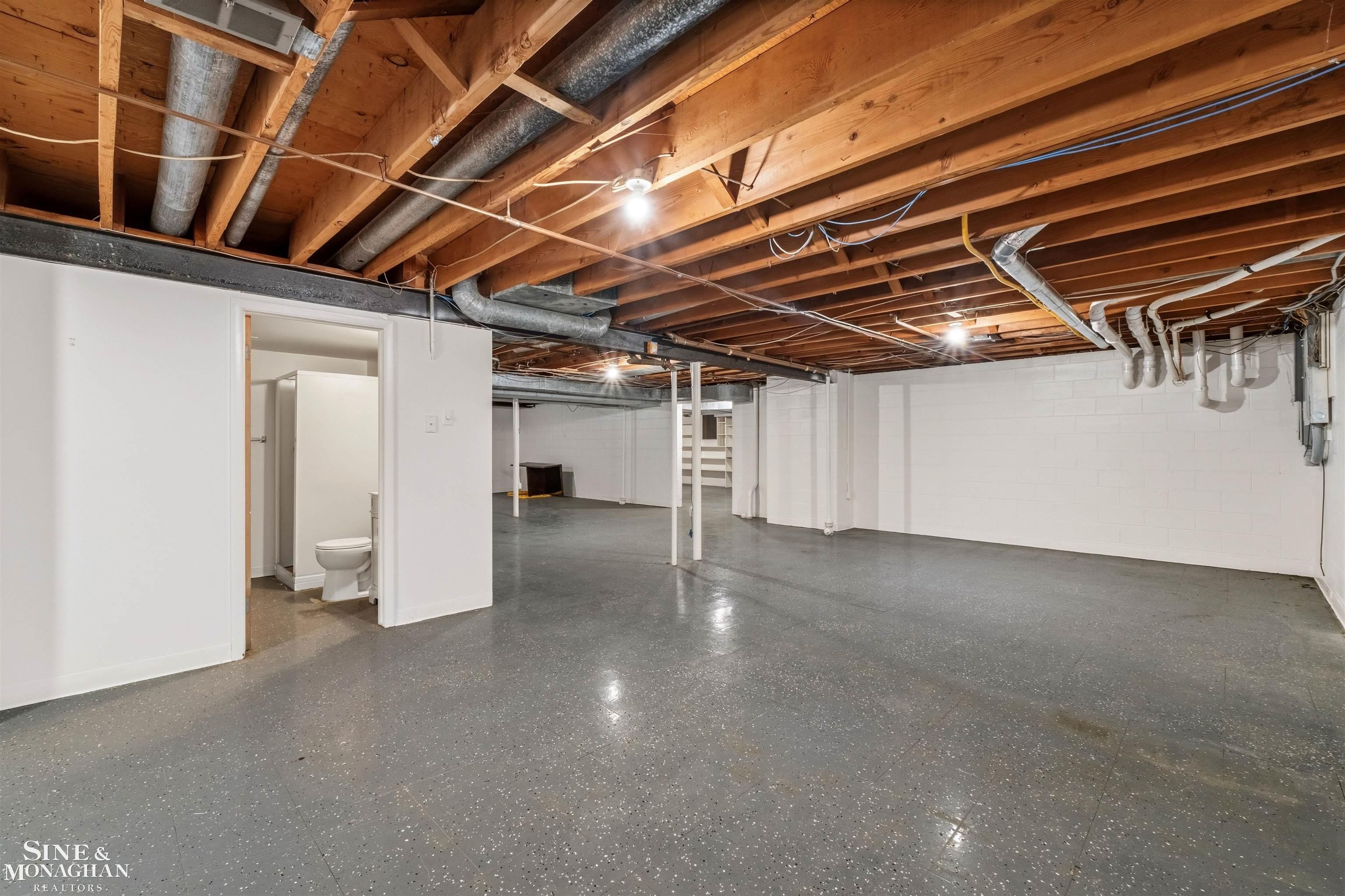 89 Lake Shore Road, Grosse Pointe Farms, MI, 48236