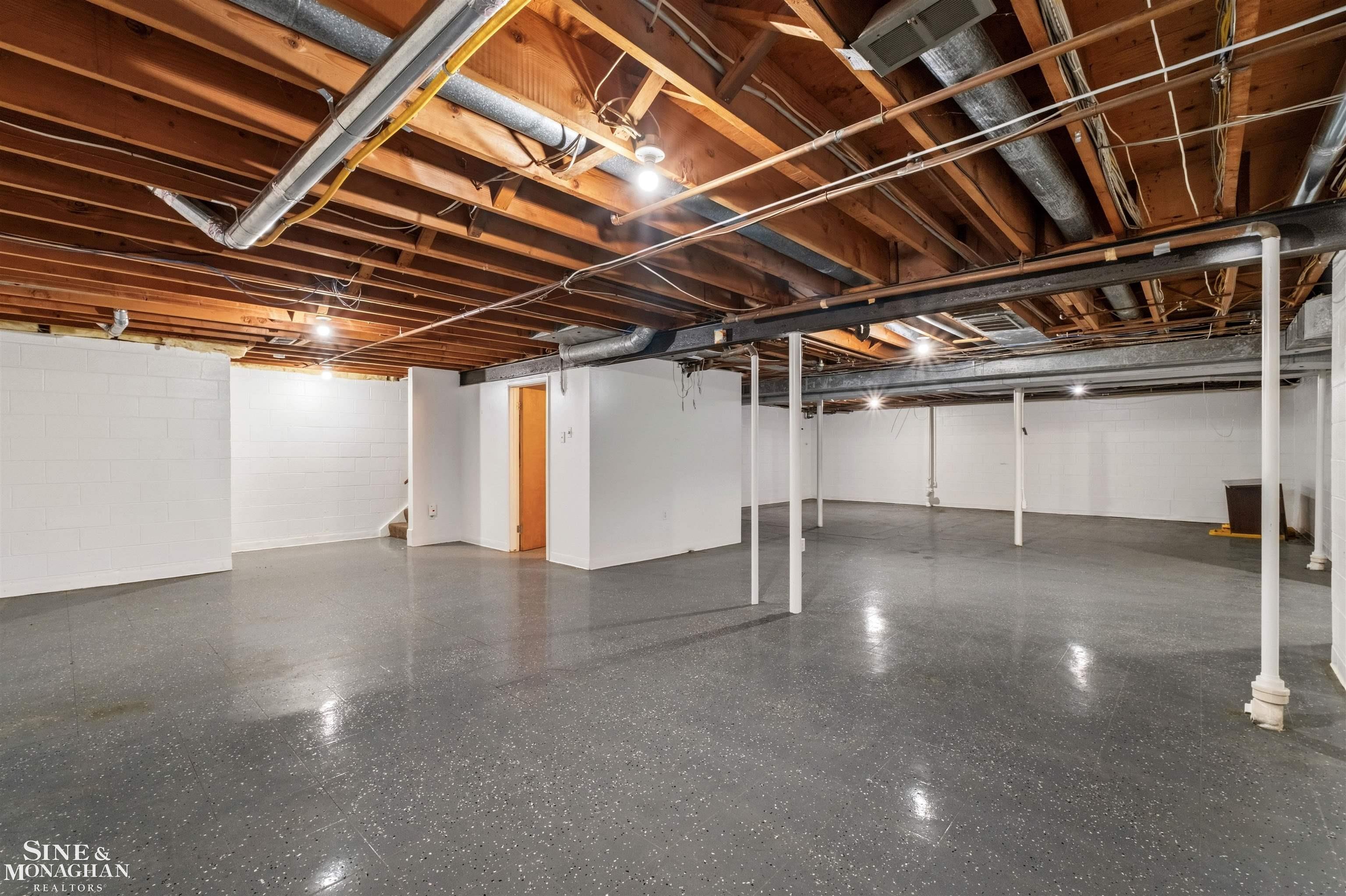 89 Lake Shore Road, Grosse Pointe Farms, MI, 48236