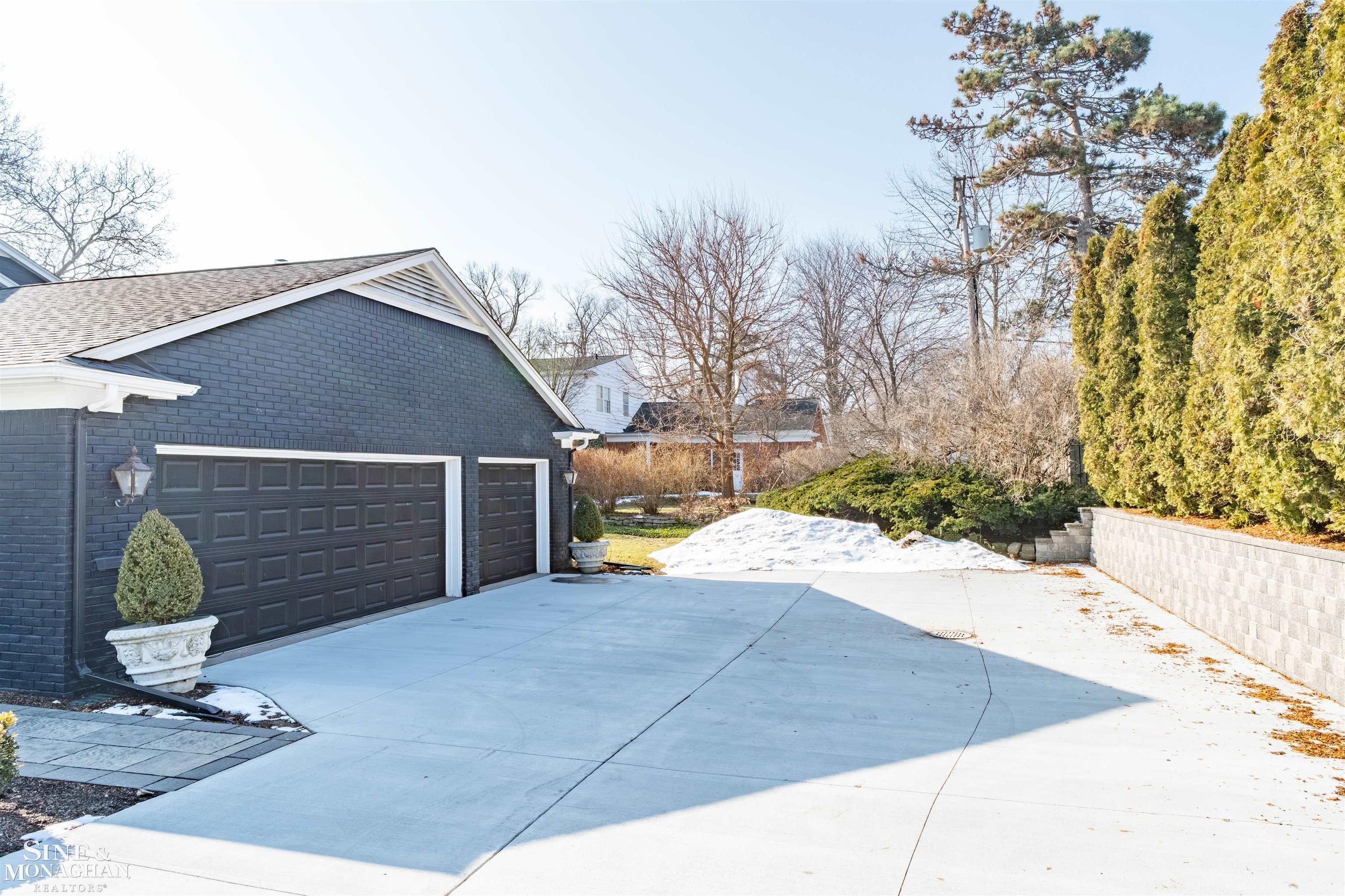 89 Lake Shore Road, Grosse Pointe Farms, MI, 48236