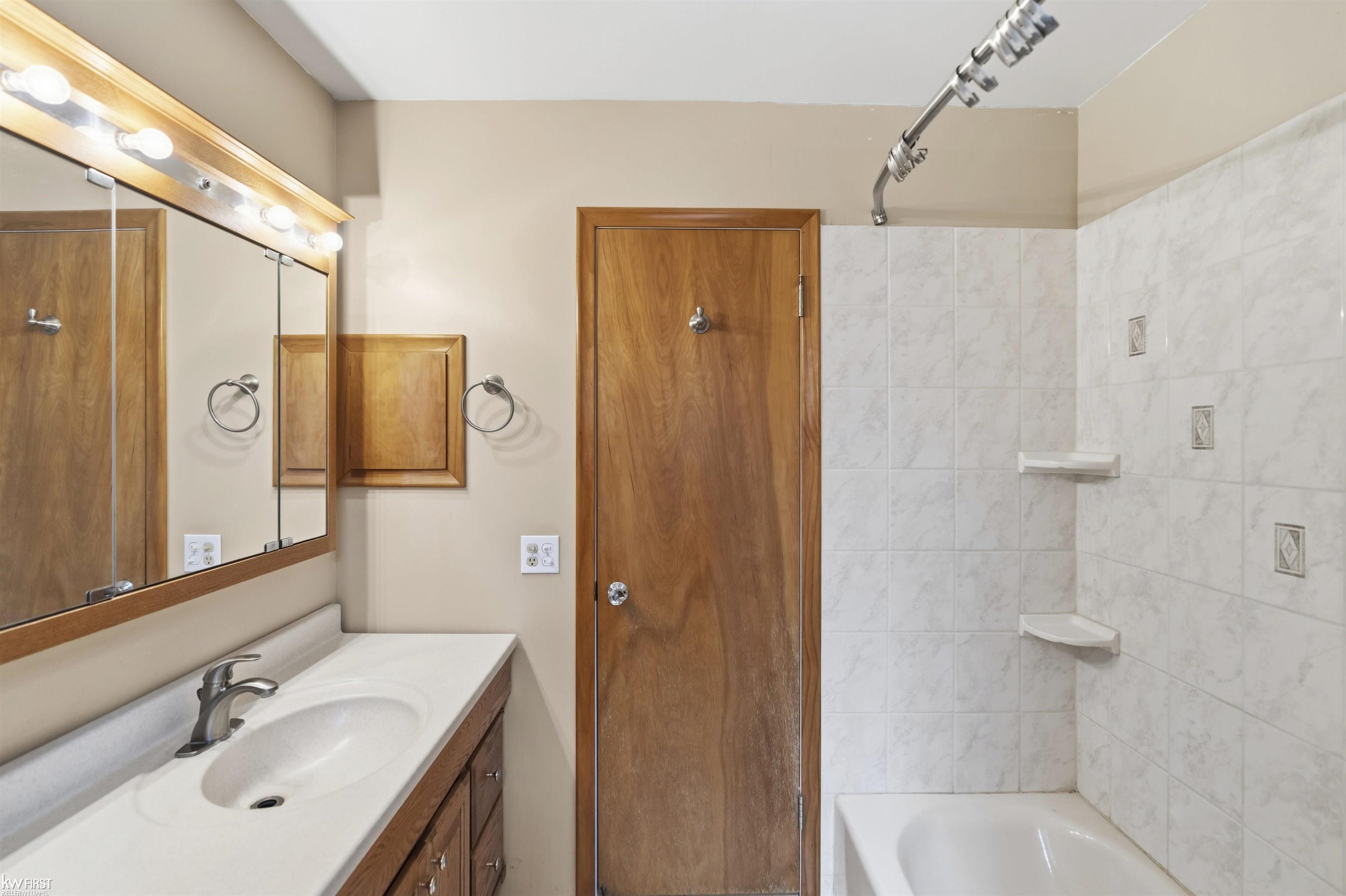 Grand Blanc, MI, 48439