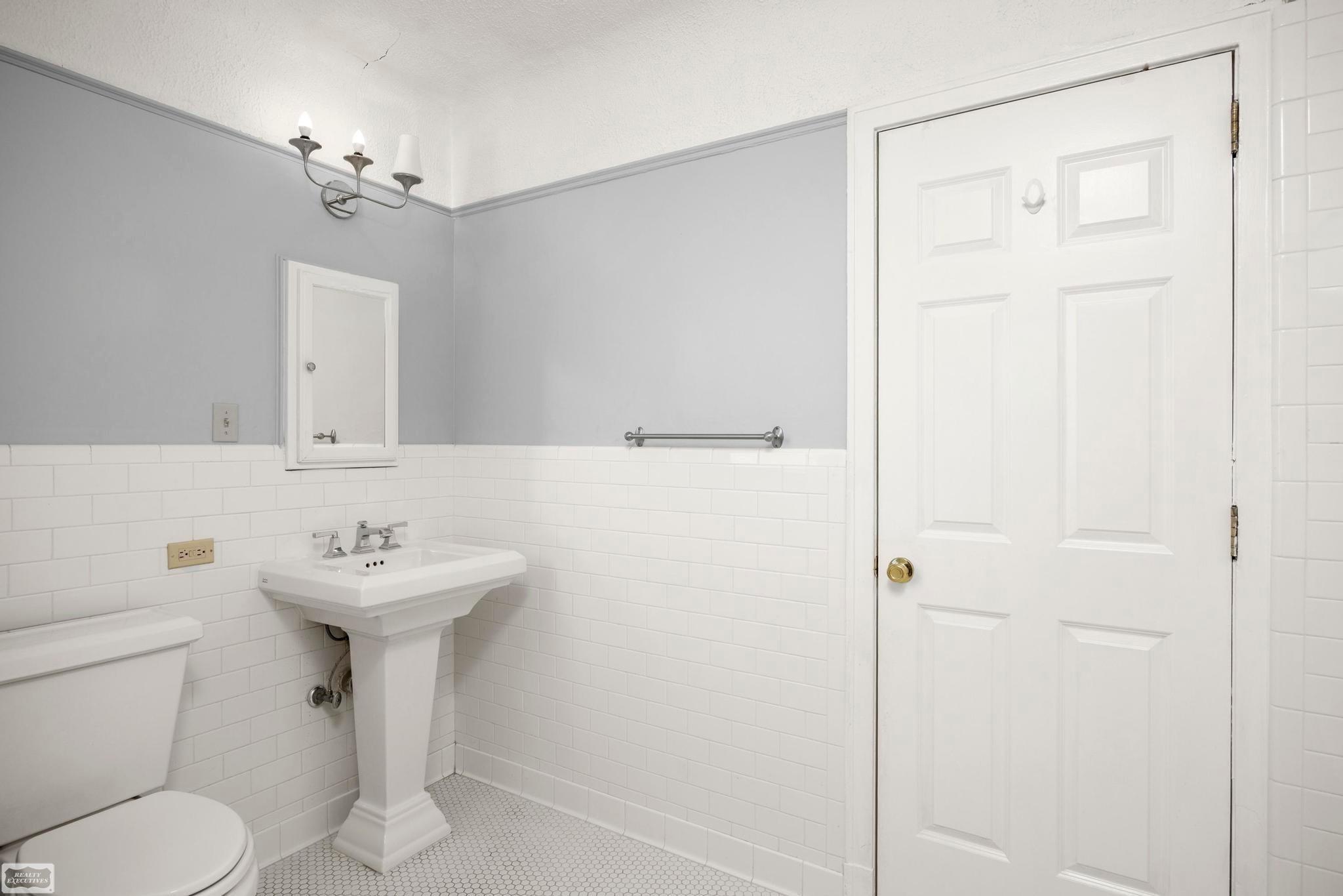 2900 E Jefferson Avenue photo 38