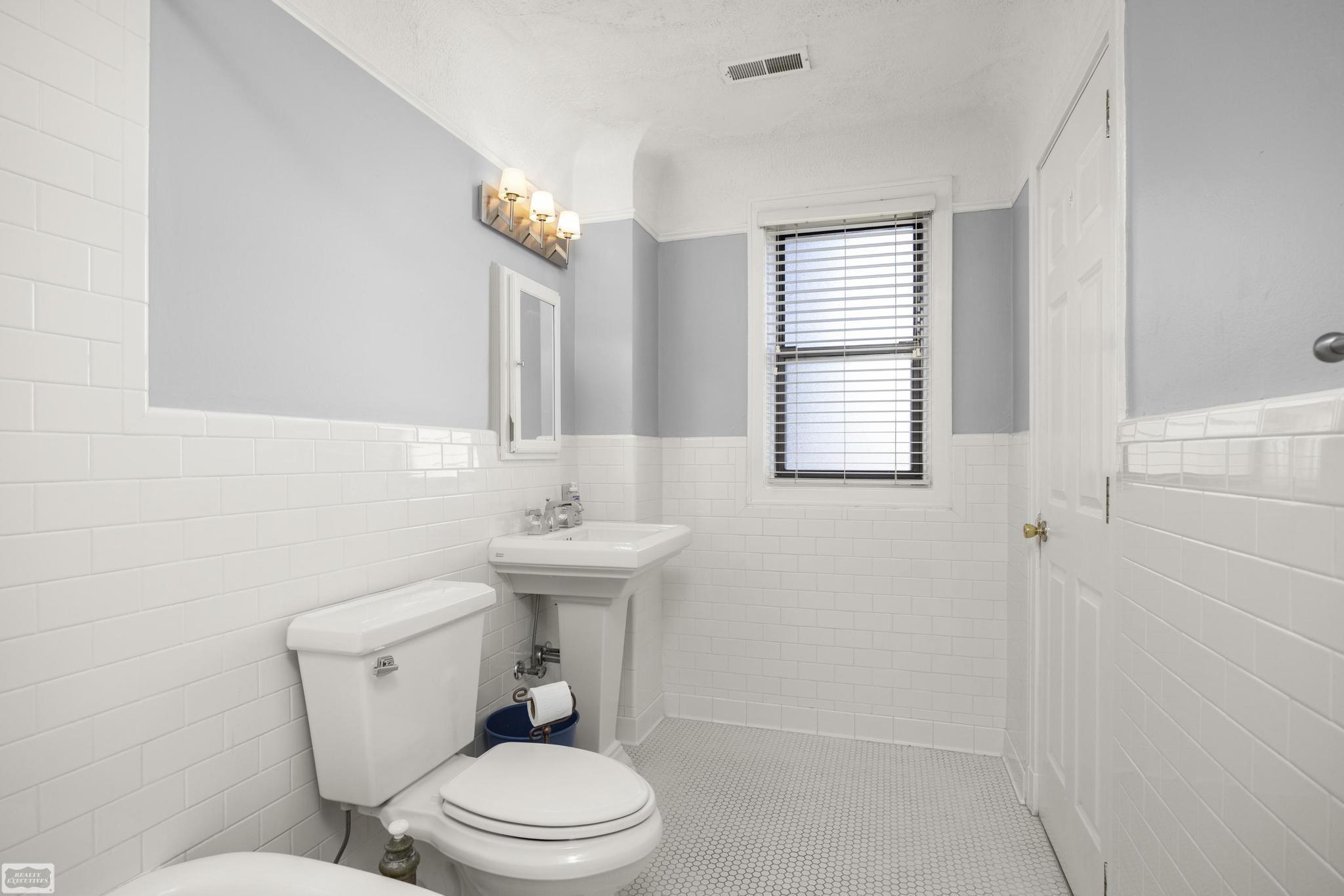 2900 E Jefferson Avenue photo 47