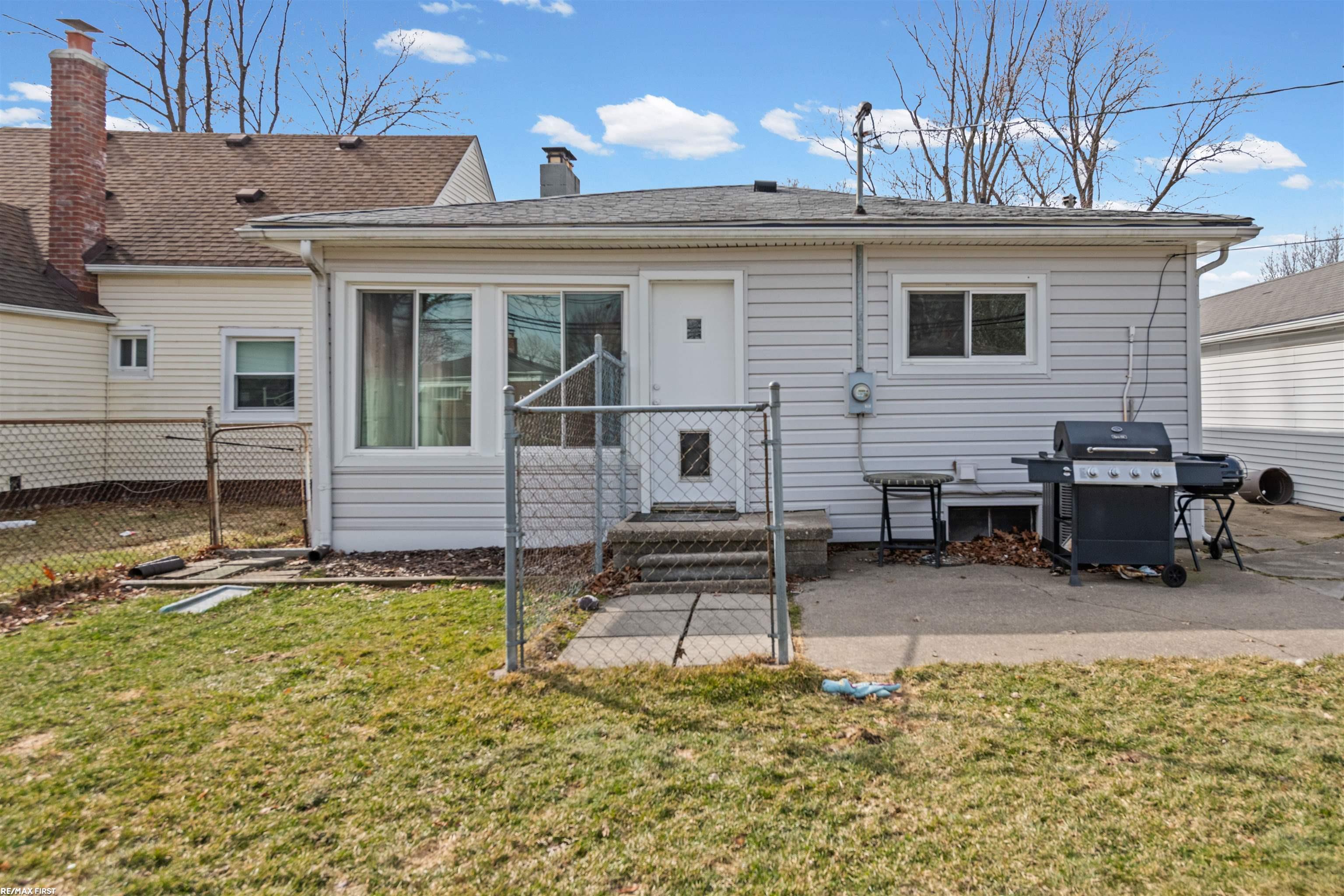25208 Comfort Street, Center Line, MI, 48015