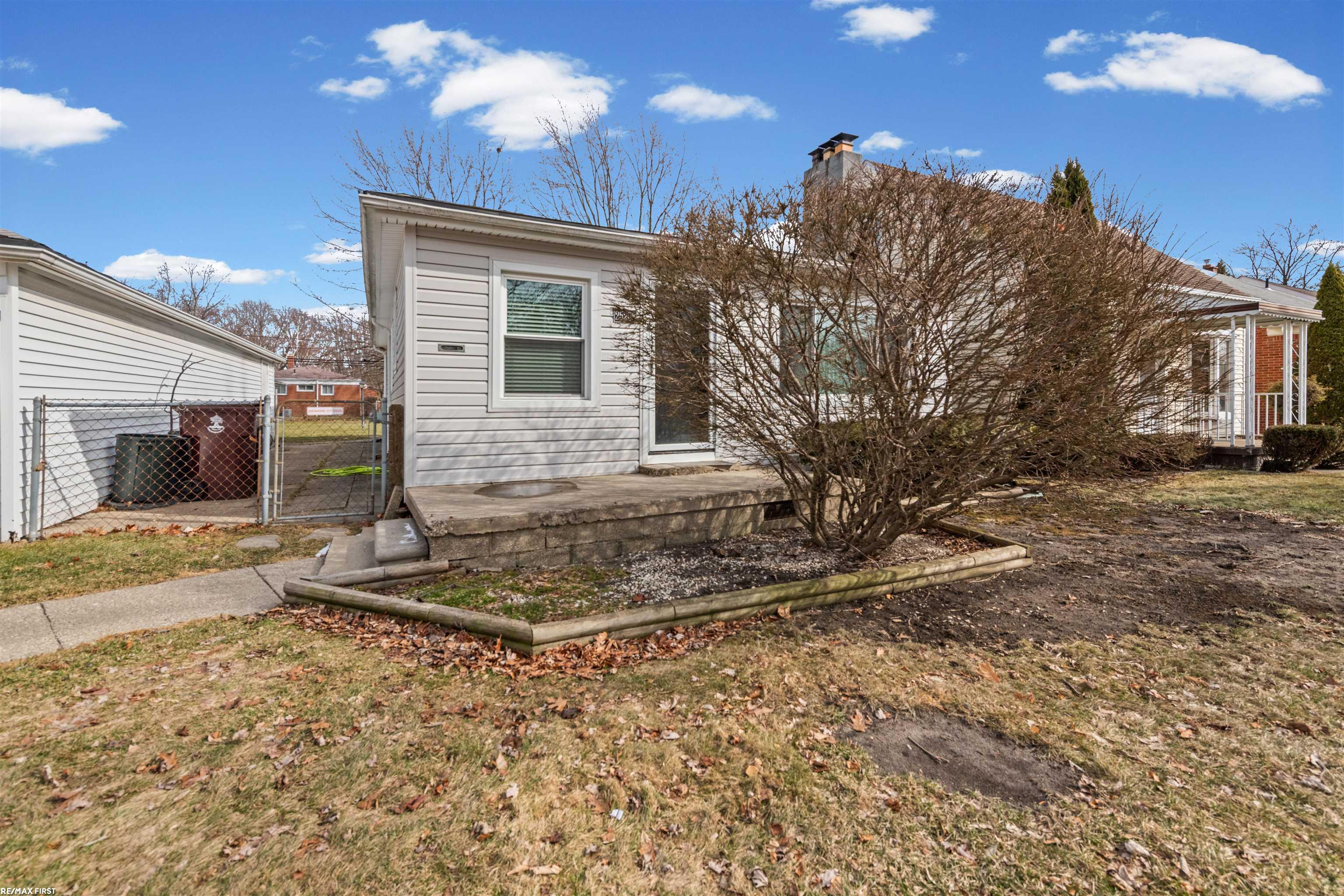 25208 Comfort Street, Center Line, MI, 48015