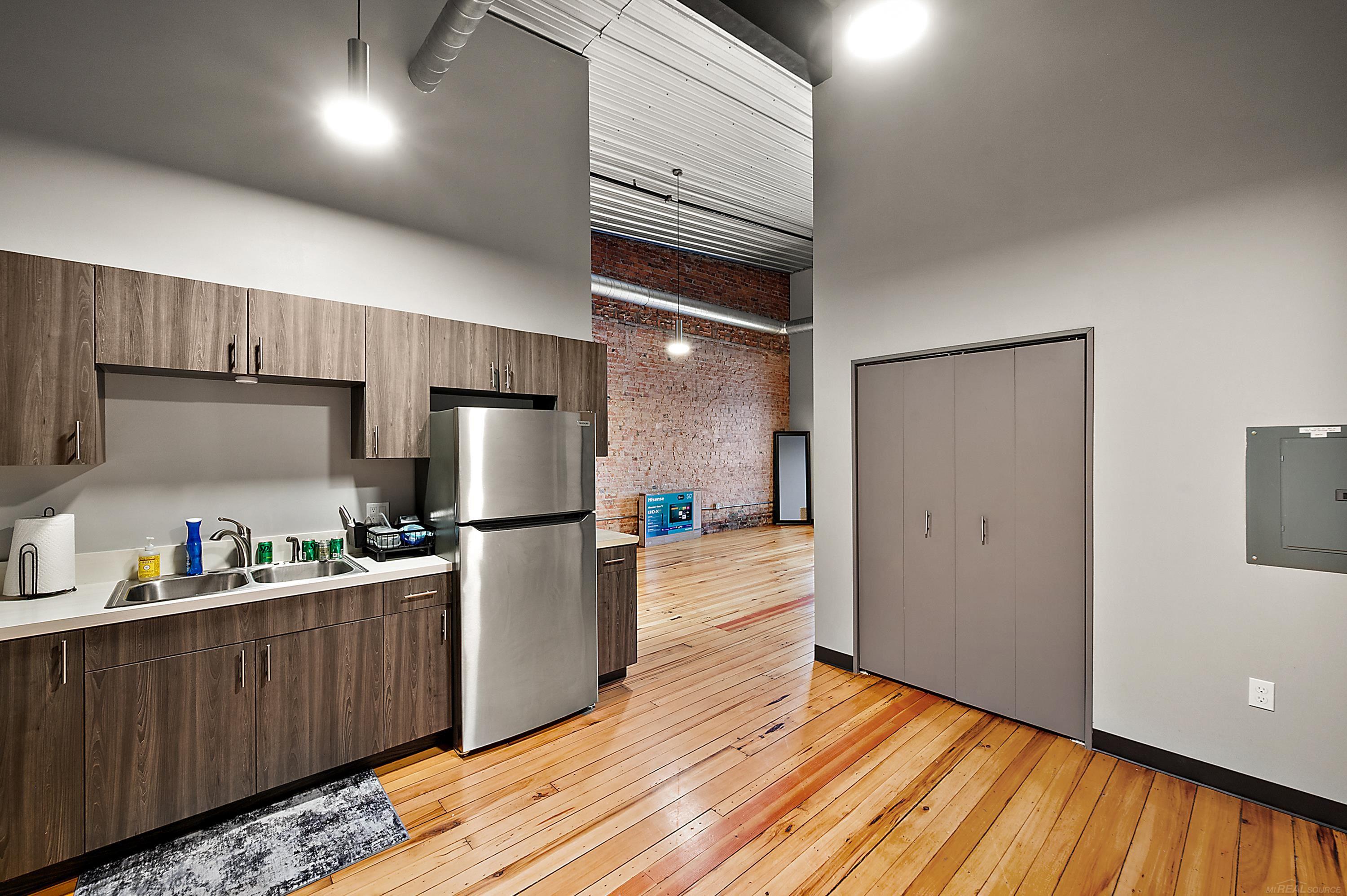 112 E Third Street photo 6