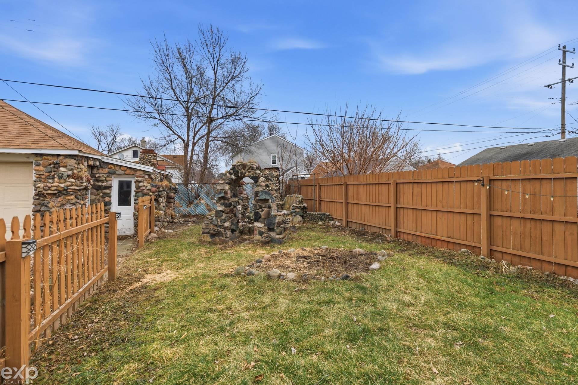 22022 Beechwood Avenue, Eastpointe, MI, 48021