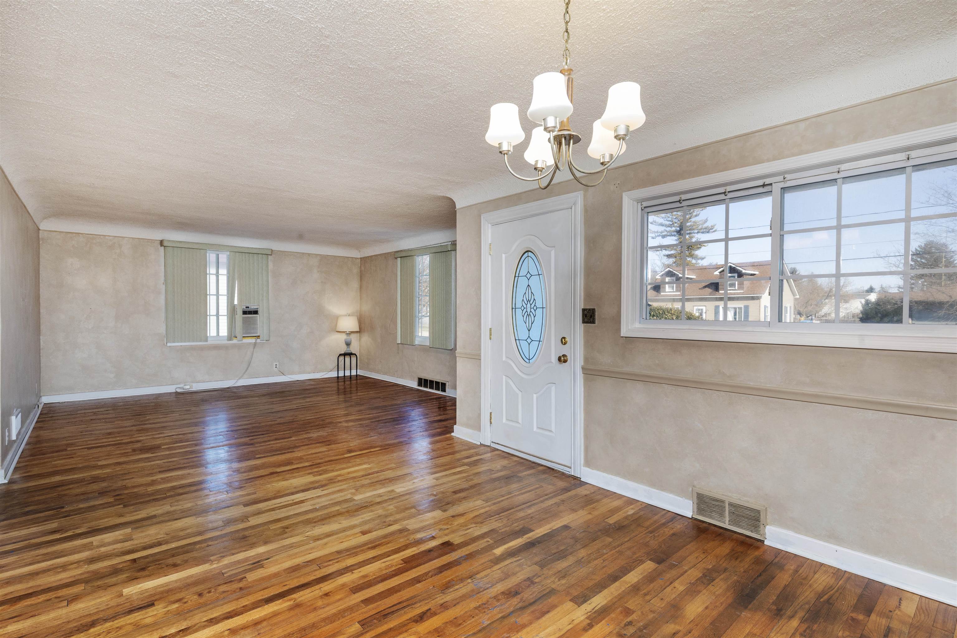 2433 N Clinton Street, Saginaw, MI, 48602