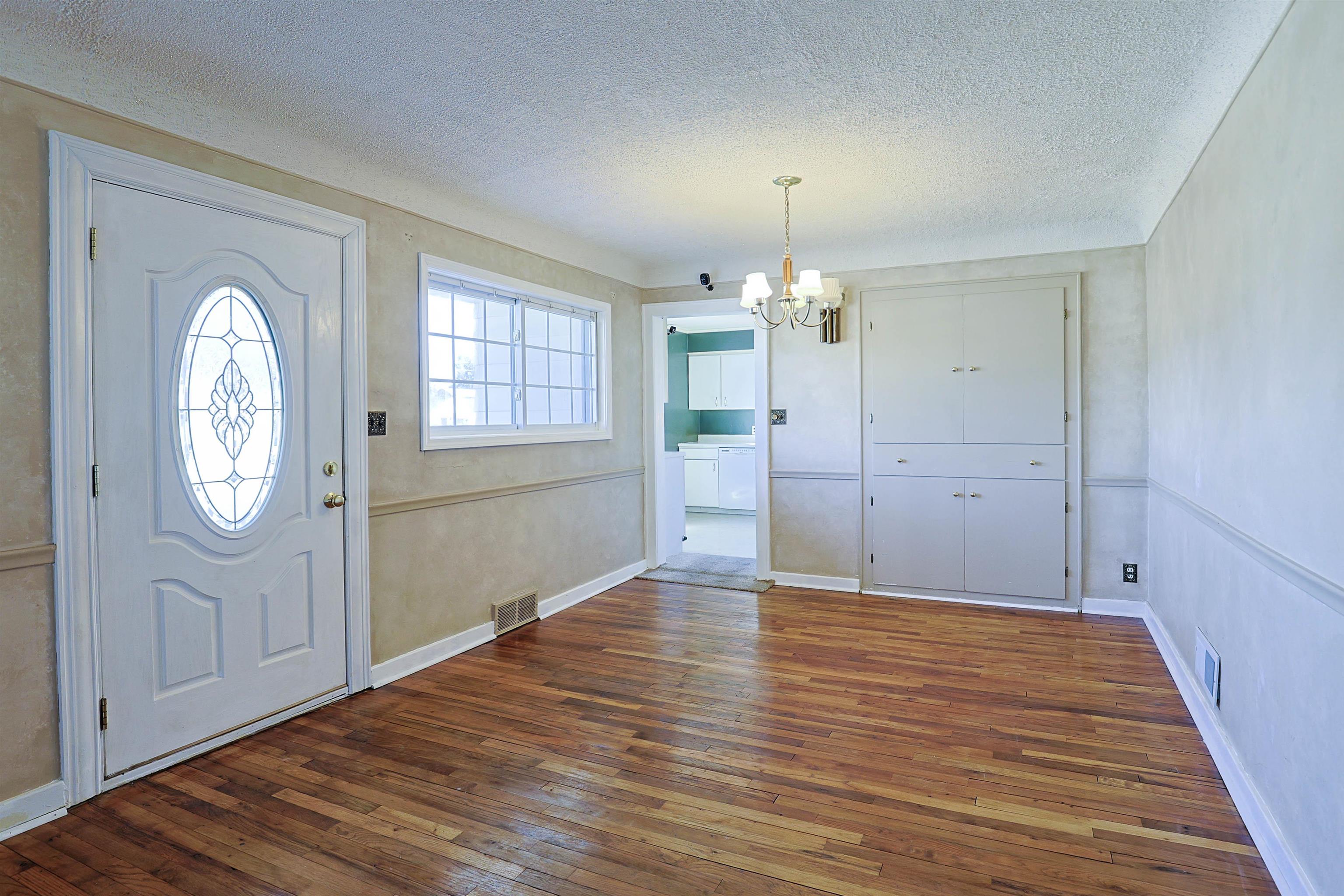 2433 N Clinton Street, Saginaw, MI, 48602