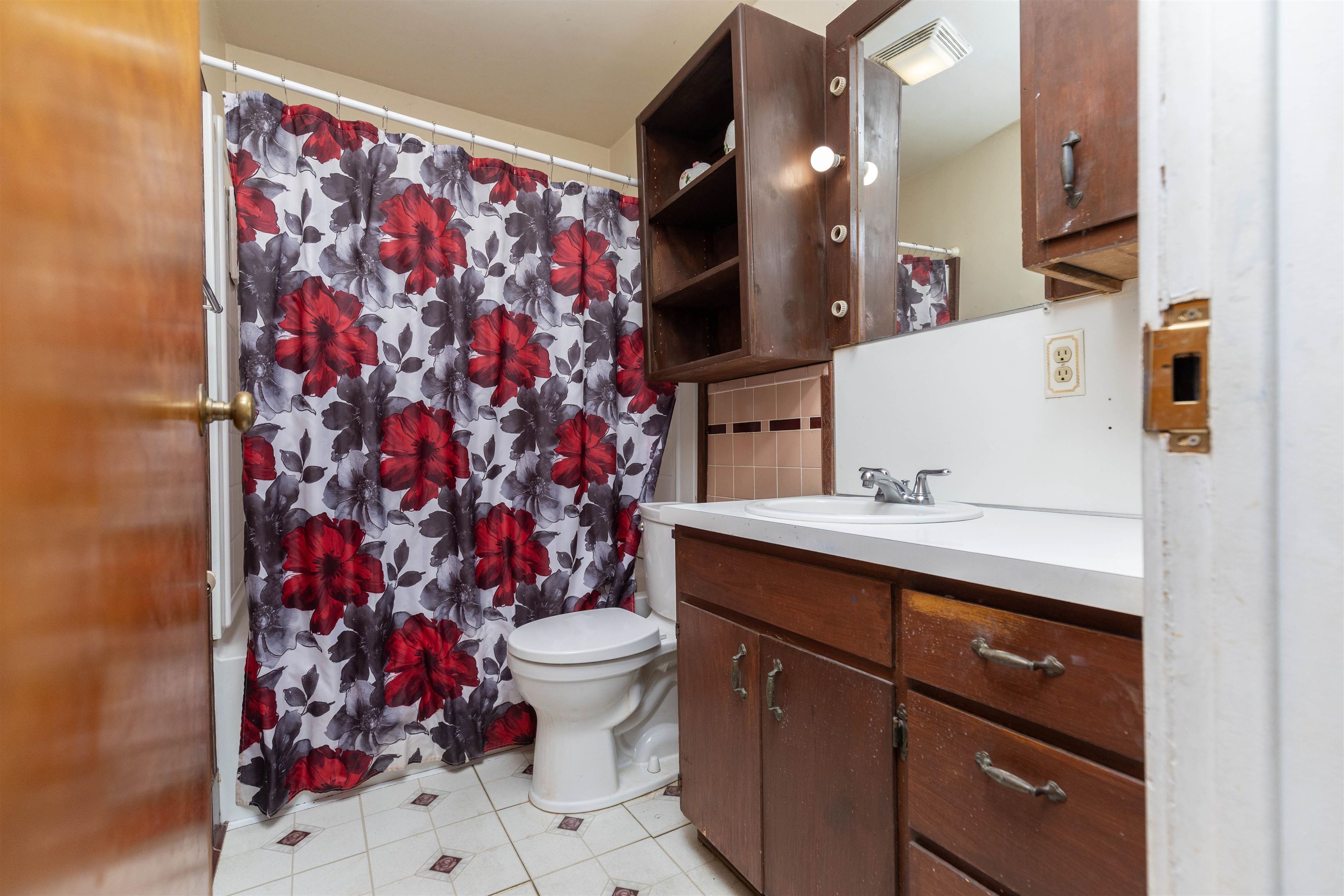 2433 N Clinton Street, Saginaw, MI, 48602